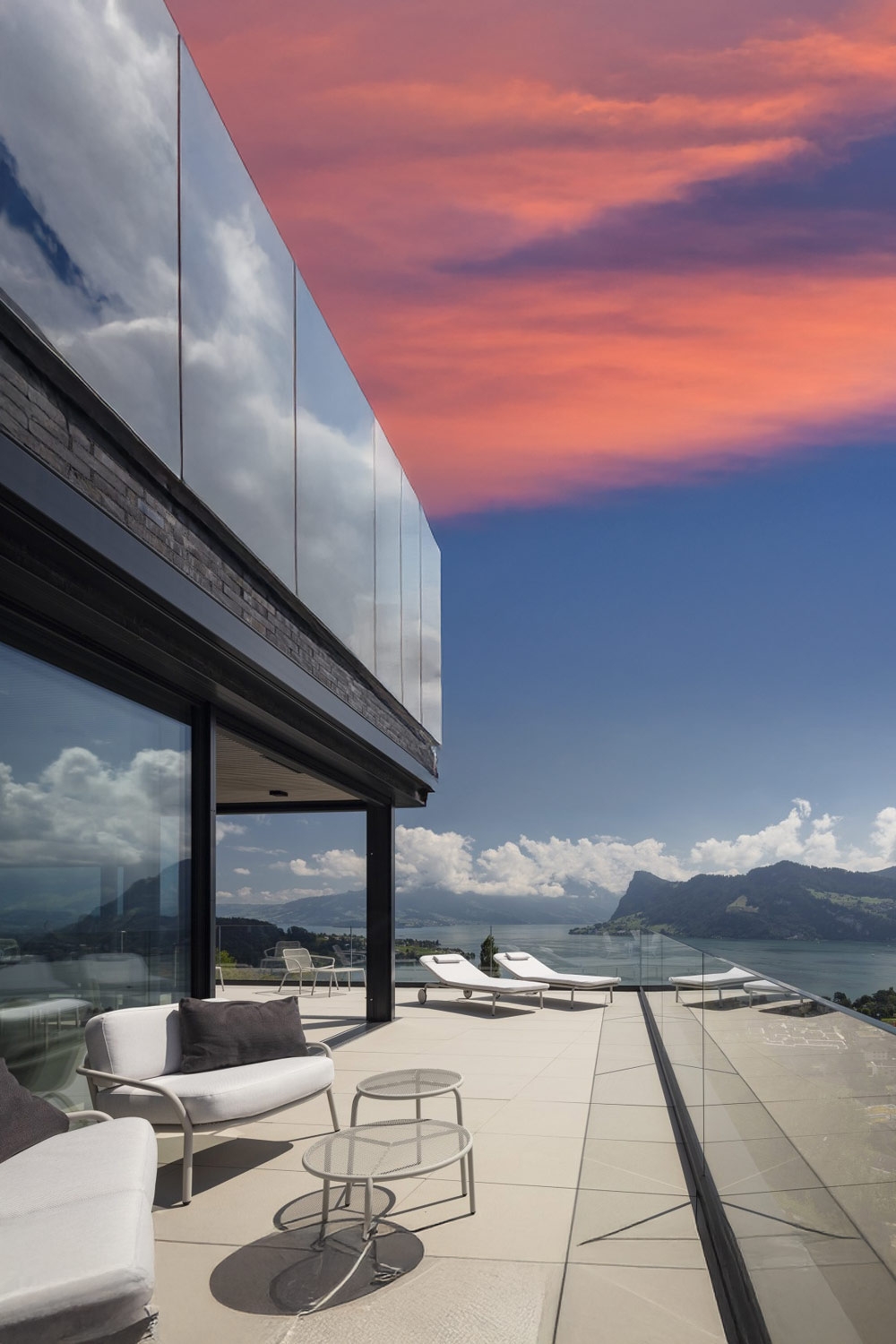 terrazza dal design moderno con mobili bianco-grigi