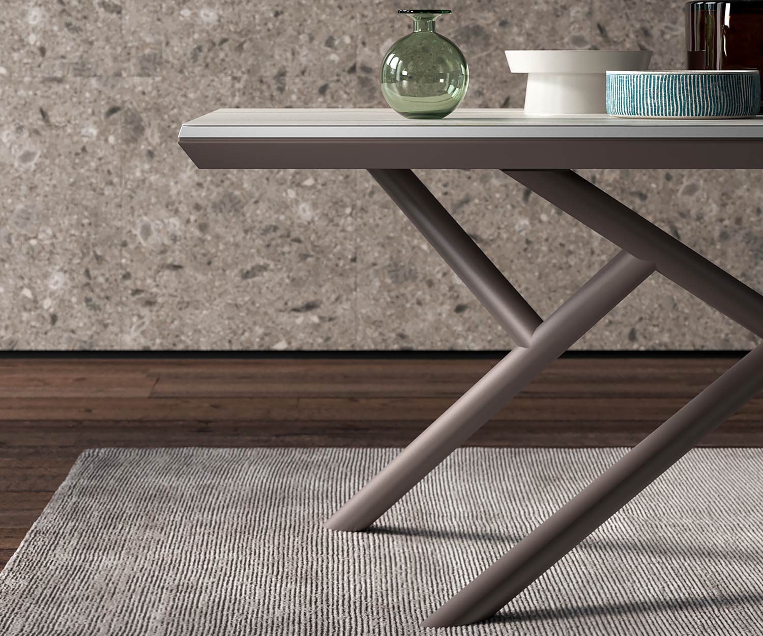 Tavolo da pranzo di design dettaglio gambe con stoviglie sul piano del tavolo Struttura in bronzo opaco