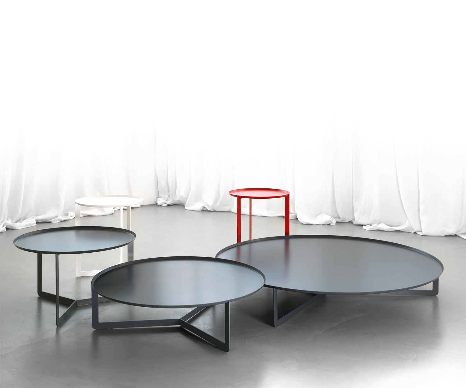 MEME Design Collezione di tavolini rotondi in vari colori