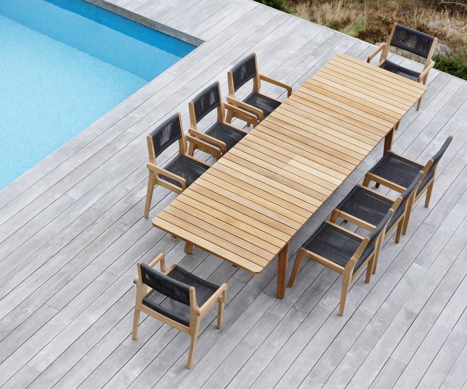 Il tavolo da giardino allungabile di design in teak offre spazio fino a otto persone