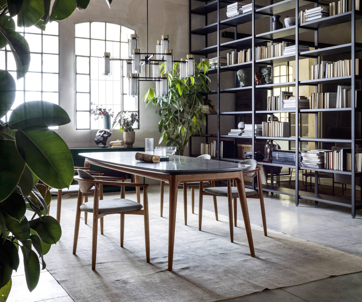 Tavolo Hanami in marmo bianco da Novamobili con struttura in noce Tavolo Hanami in marmo bianco da Novamobili con struttura in noce