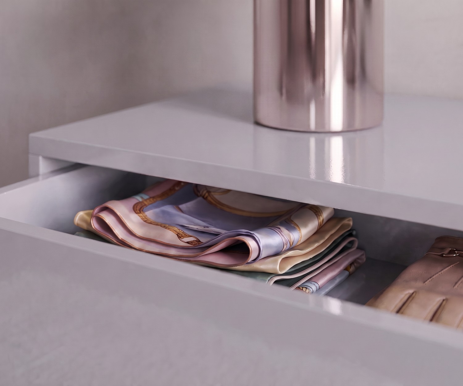 Cassettiera sospesa Easy Novamobili grigio chiaro Cassettiera sospesa Easy di Novamobili per camera da letto, cassetto aperto con foulard, grigio chiaro lucido, moderna.