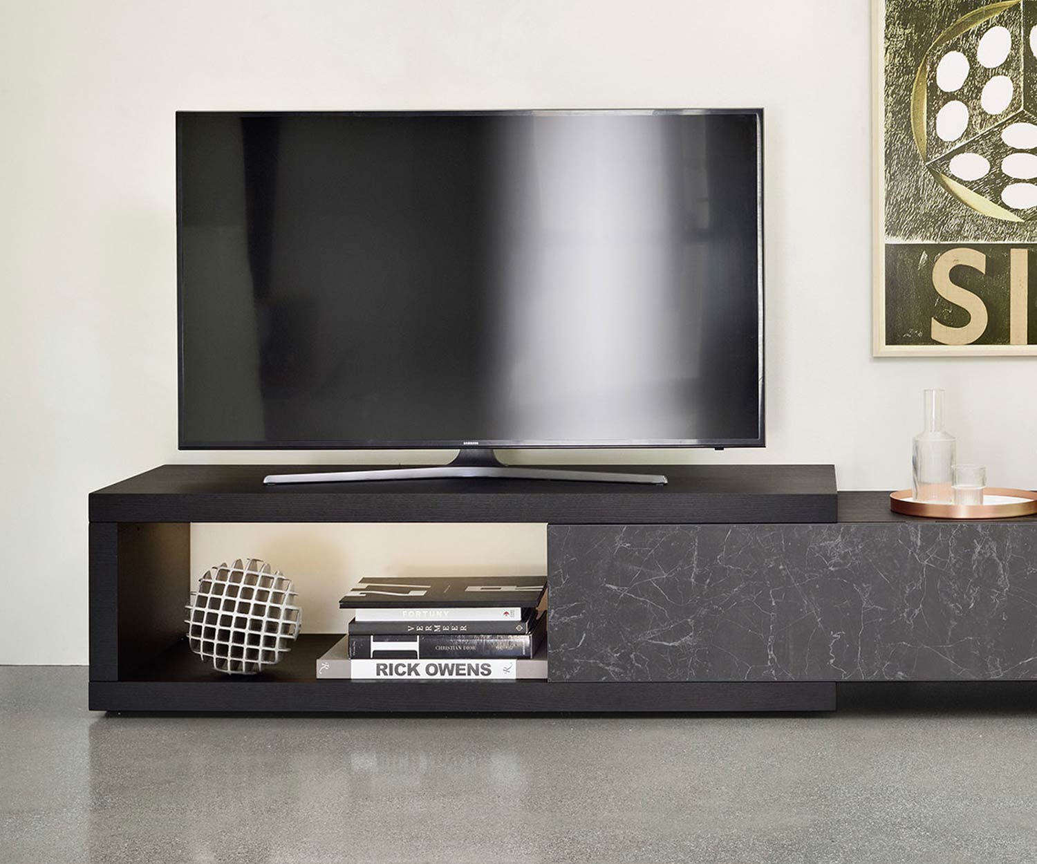 Parete TV moderna di design C01 di Livitalia in dettaglio mobile a giorno da terra con effetto marmo