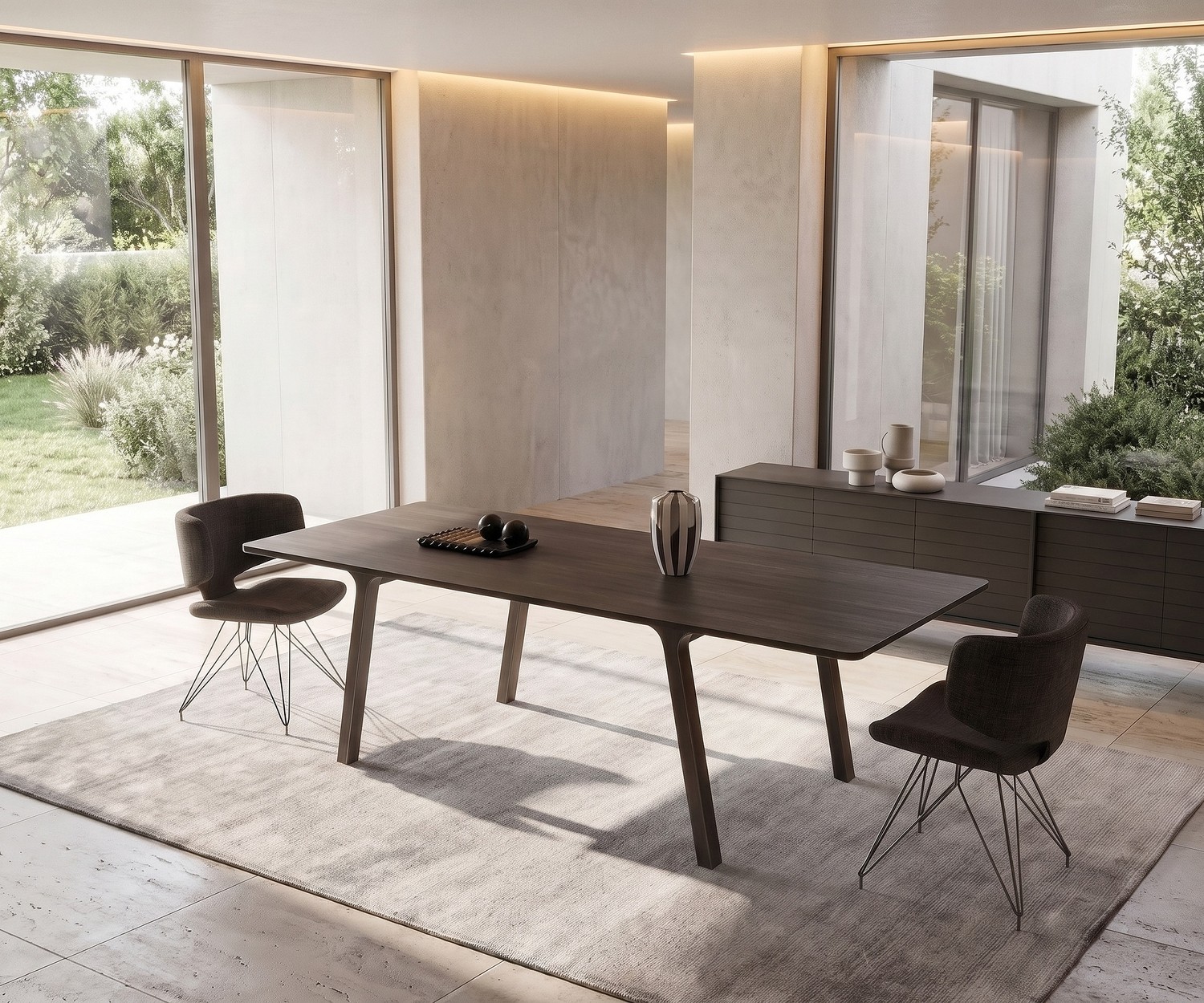 Tavolo da pranzo di design mobius 001 di al2 in legno scuro su tappeto grigio in una sala da pranzo moderna e luminosa.