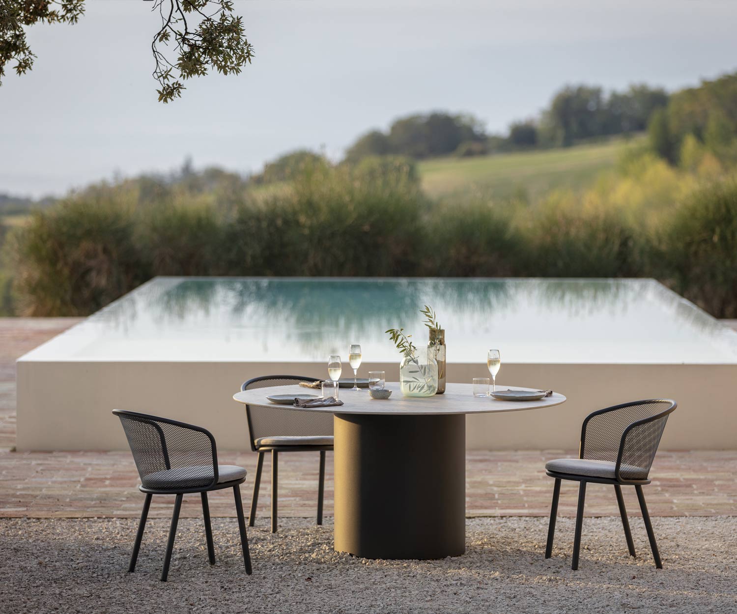 Esclusivo tavolo da pranzo rotondo Todus Branta Design a bordo piscina sulla terrazza