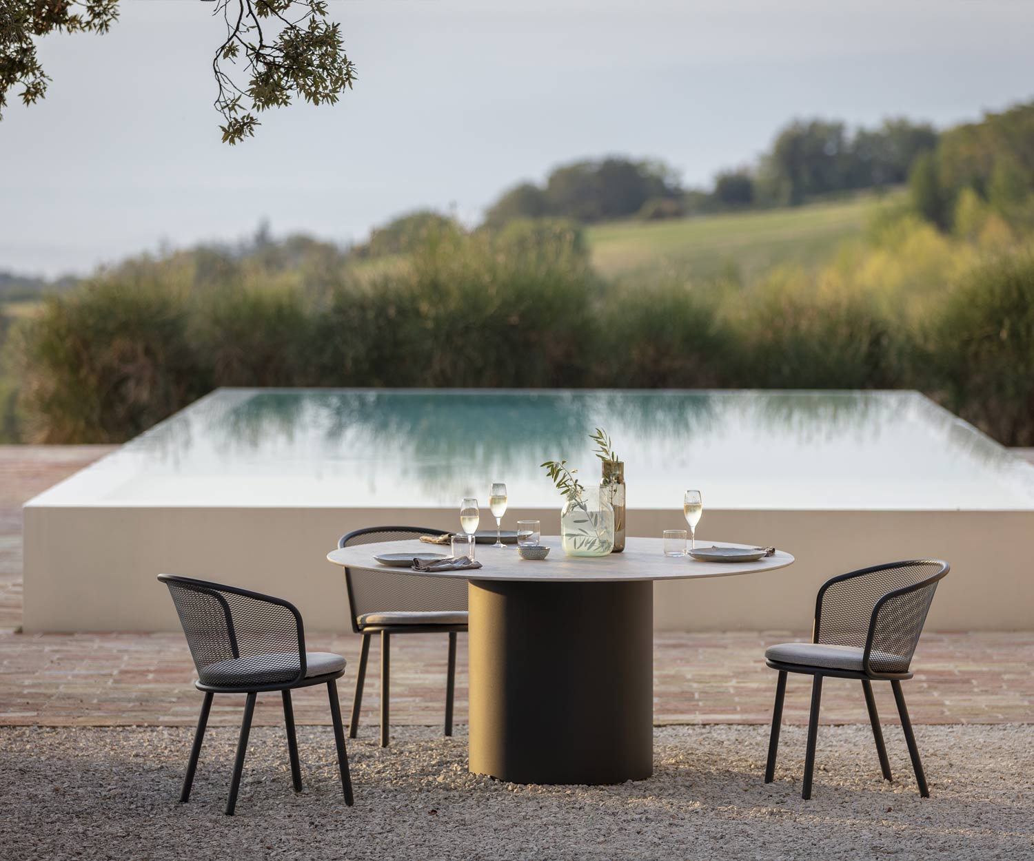 Esclusivo tavolo da pranzo rotondo Todus Branta Design a bordo piscina sulla terrazza Esclusivo tavolo da pranzo rotondo Todus Branta Design a bordo piscina sulla terrazza