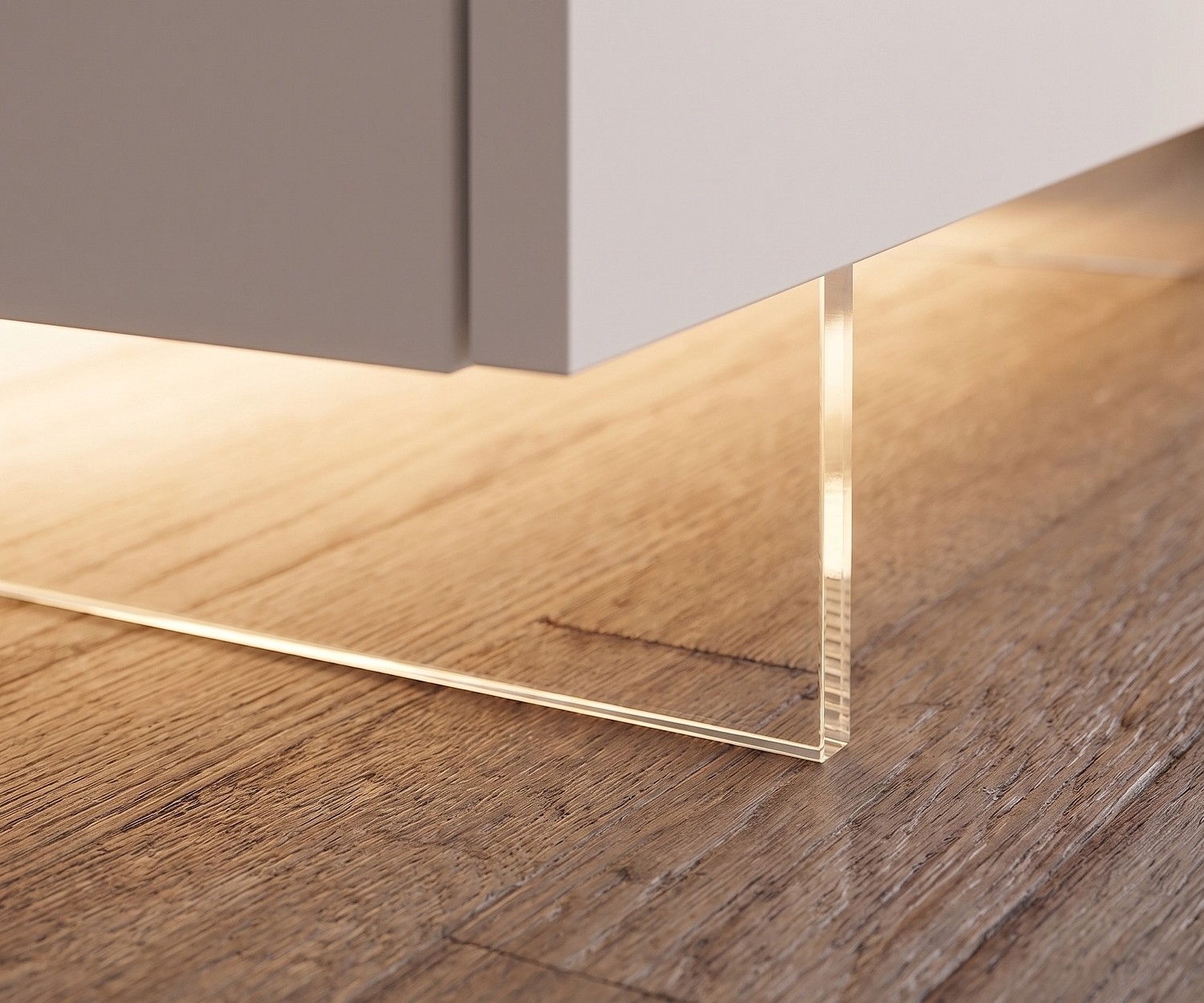 Basamento TV trasparente Livitalia per mobili bassi sospesi, in metacrilato con luce LED su parquet in soggiorno.