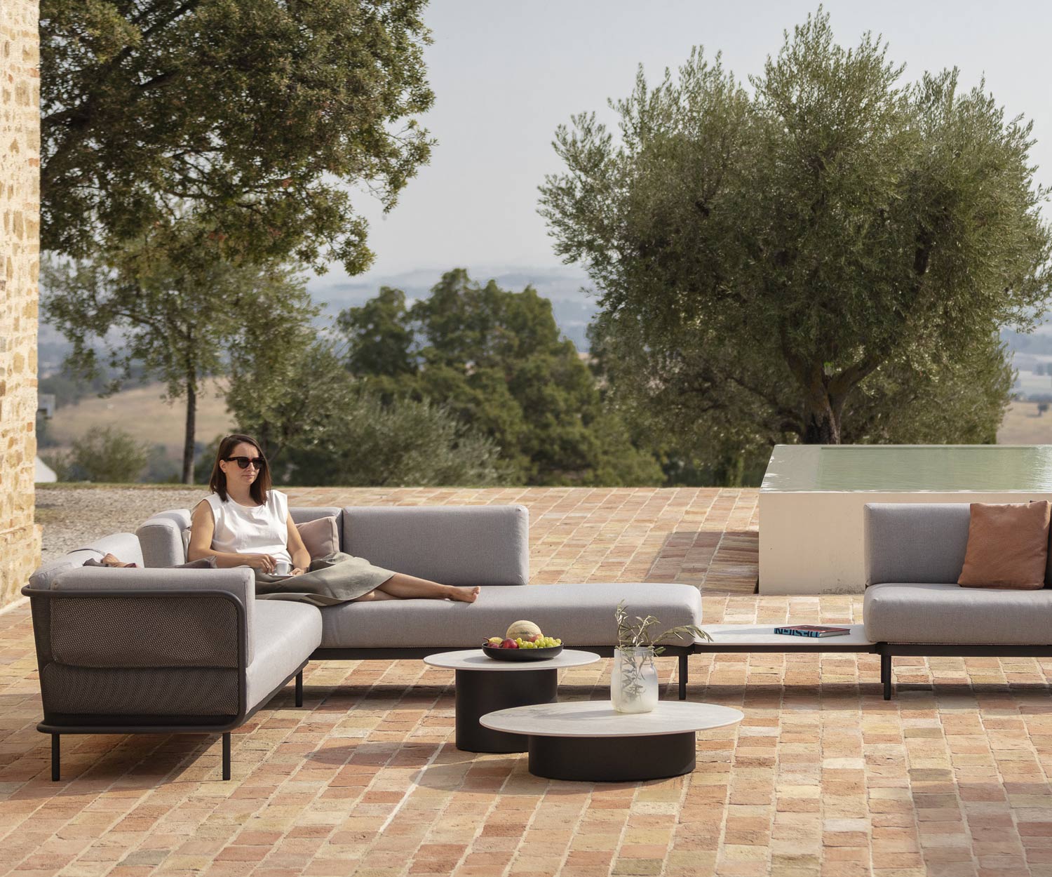 Il tavolino Branta Design è un compagno ideale per i divani in terrazza, balcone o veranda.