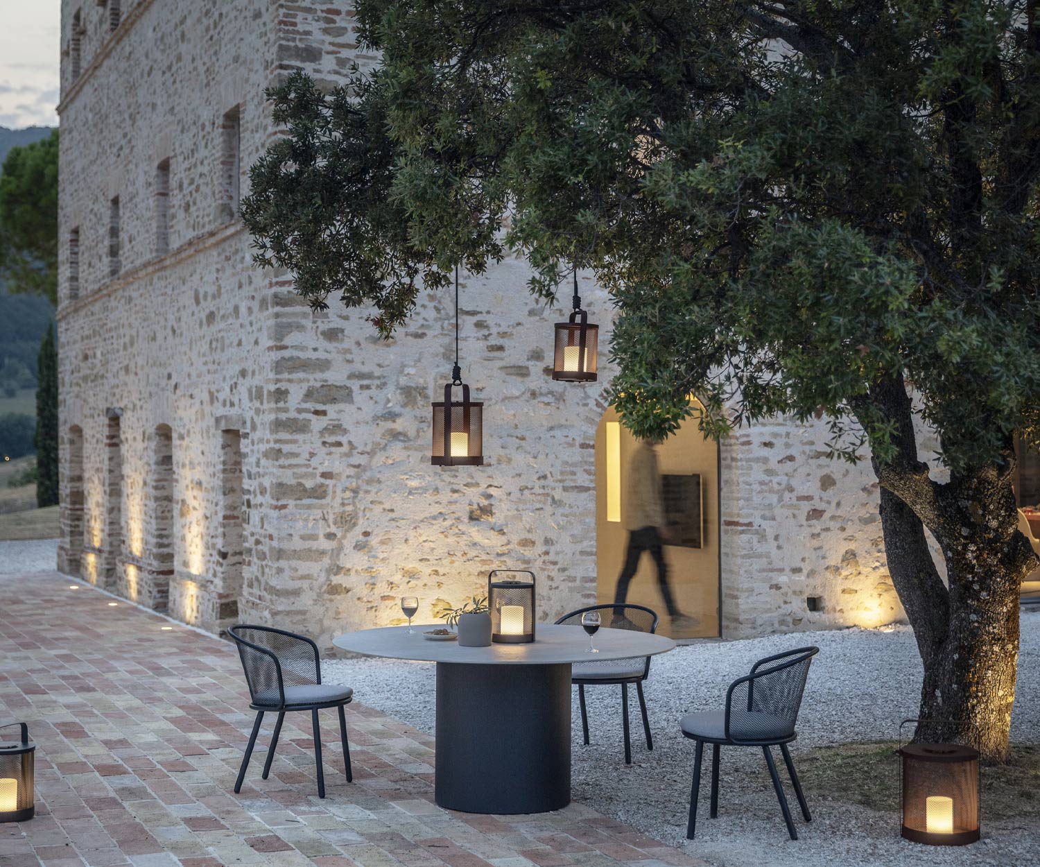 Sedia comoda Baza da Todus la sera con illuminazione davanti all'edificio Sedia comoda Baza da Todus la sera con illuminazione davanti all'edificio