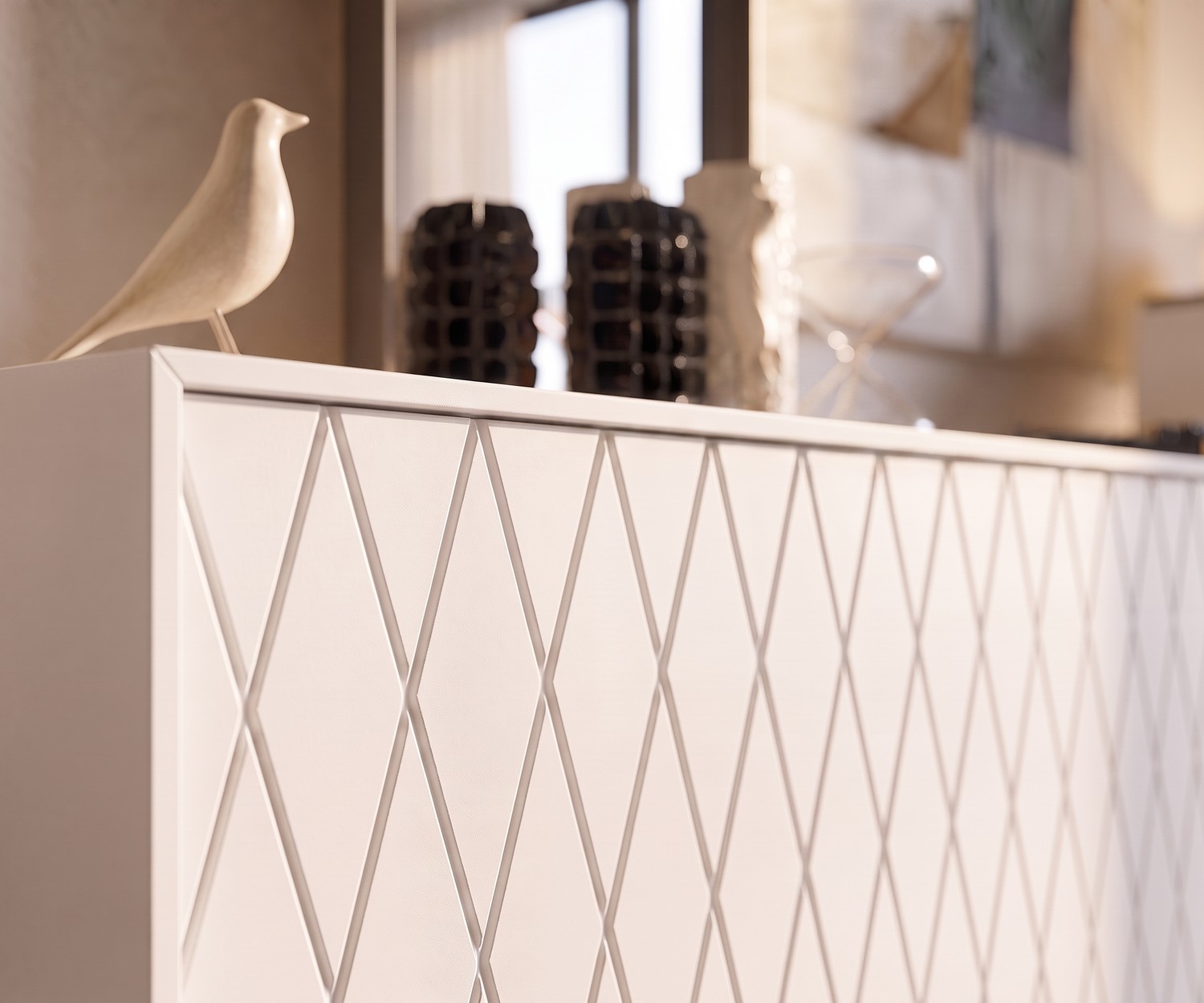 Credenza al2 e-klipse 003 con motivo a rombi Credenza design al2 e-klipse 003 bianca per il soggiorno, dettaglio del frontale con motivo a rombi e un piccolo uccellino.
