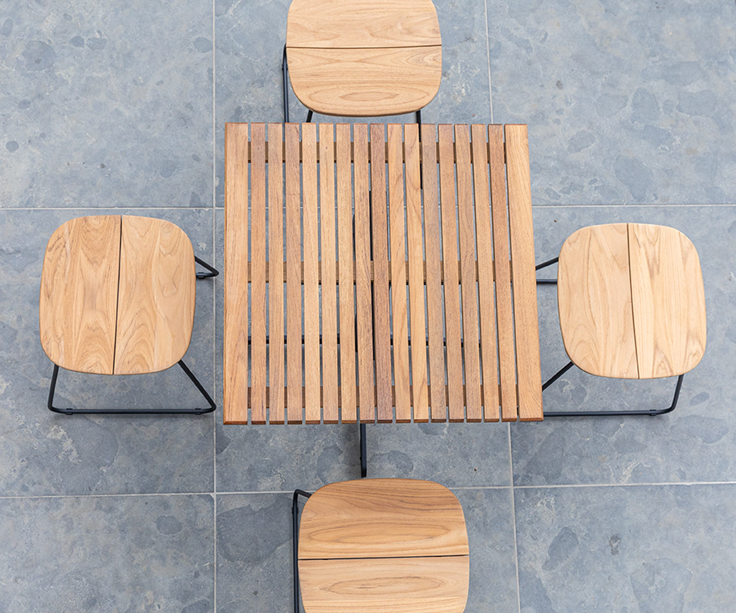 Esclusiva sedia da giardino di design Oasiq Bryggen con struttura in acciaio inox in terrazza