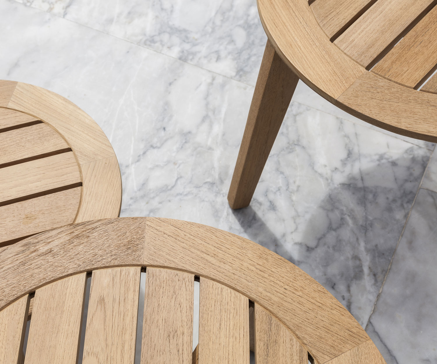 Oasiq Tavolino in teak Attol: dettaglio del piano e delle gambe del tavolo Oasiq Tavolino in teak Attol: dettaglio del piano e delle gambe del tavolo