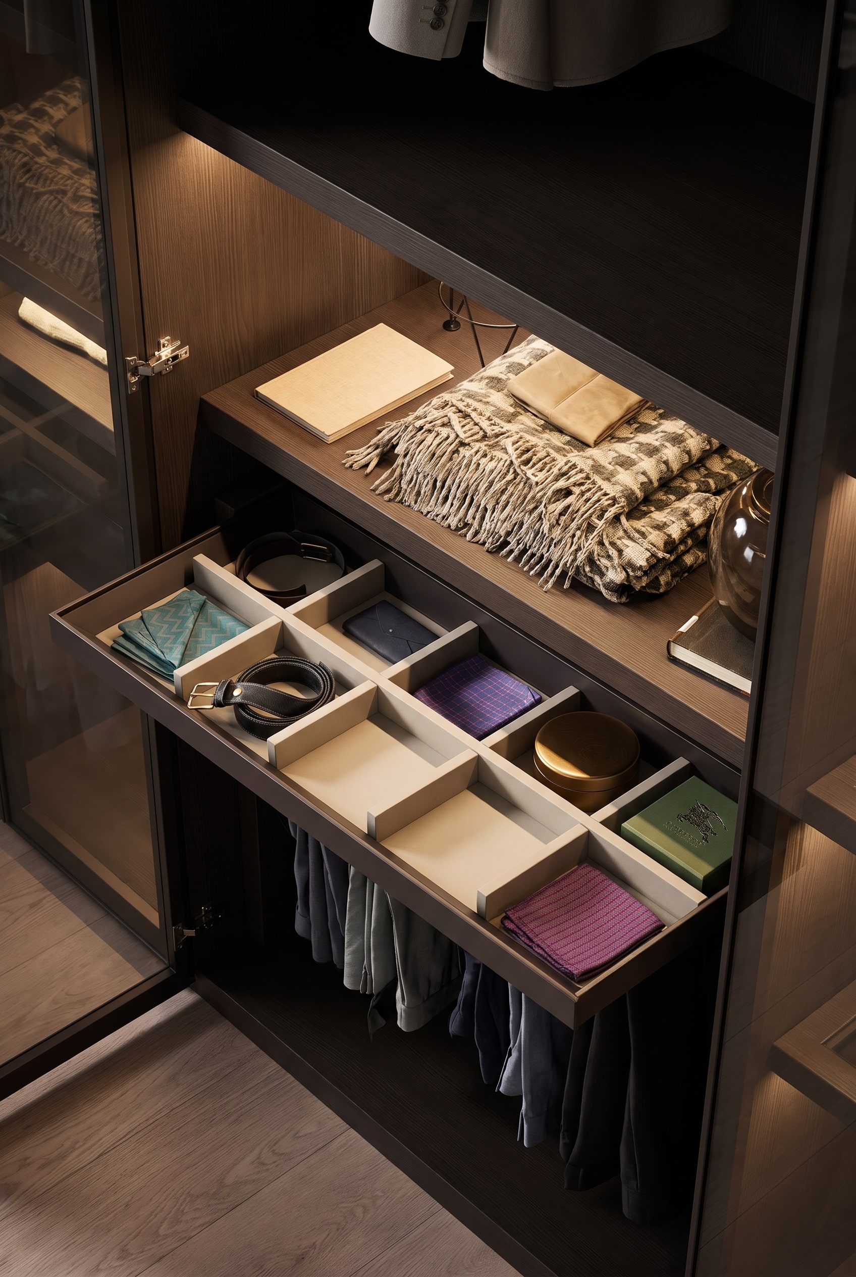 Detailaufnahme eines ausziehbaren Krawattenfachs aus Holz mit sanfter Zonenbeleuchtung und sortierten Accessoires