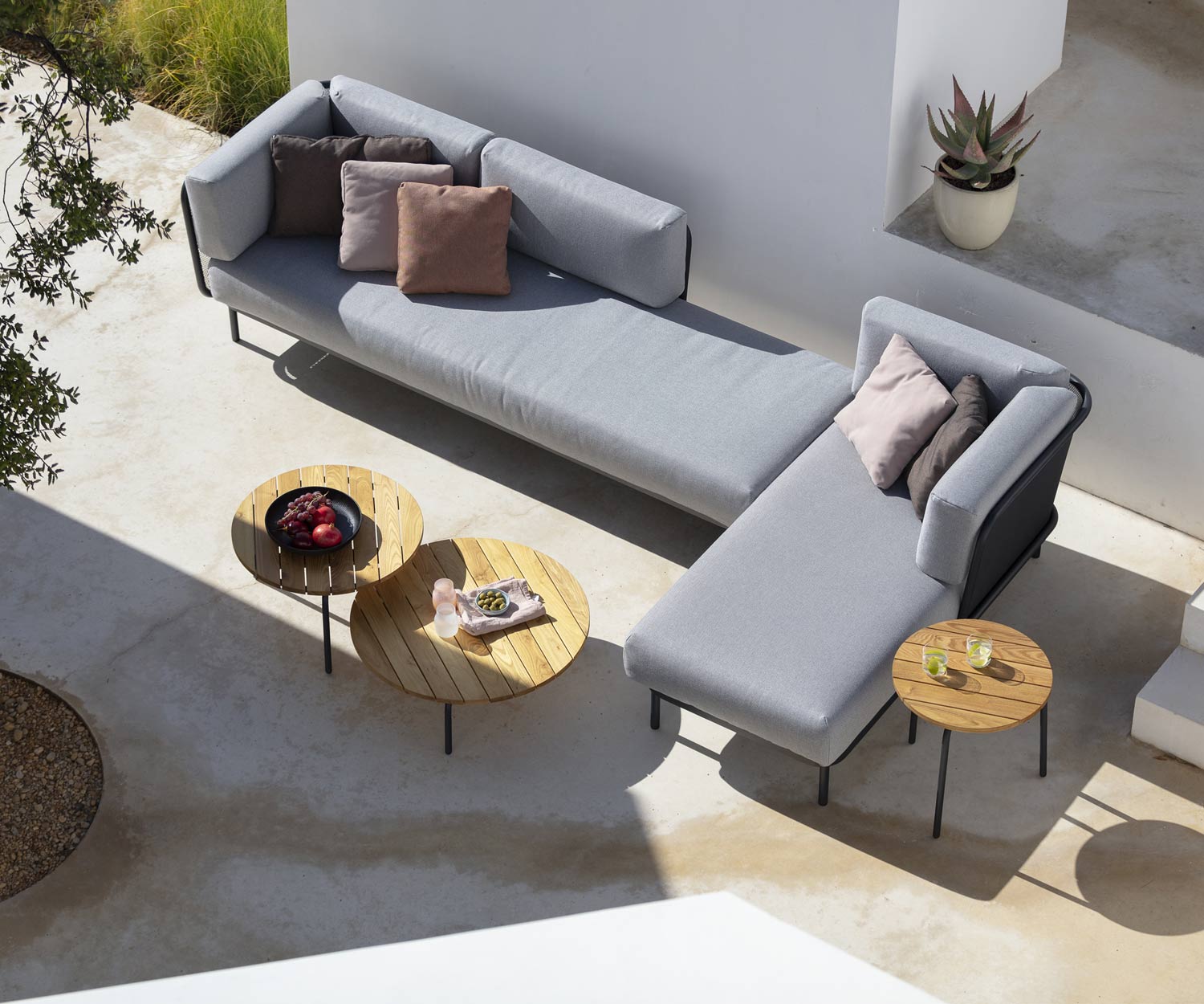 Tavolino Starling Design di alta qualità sulla terrazza con divano da giardino Baza