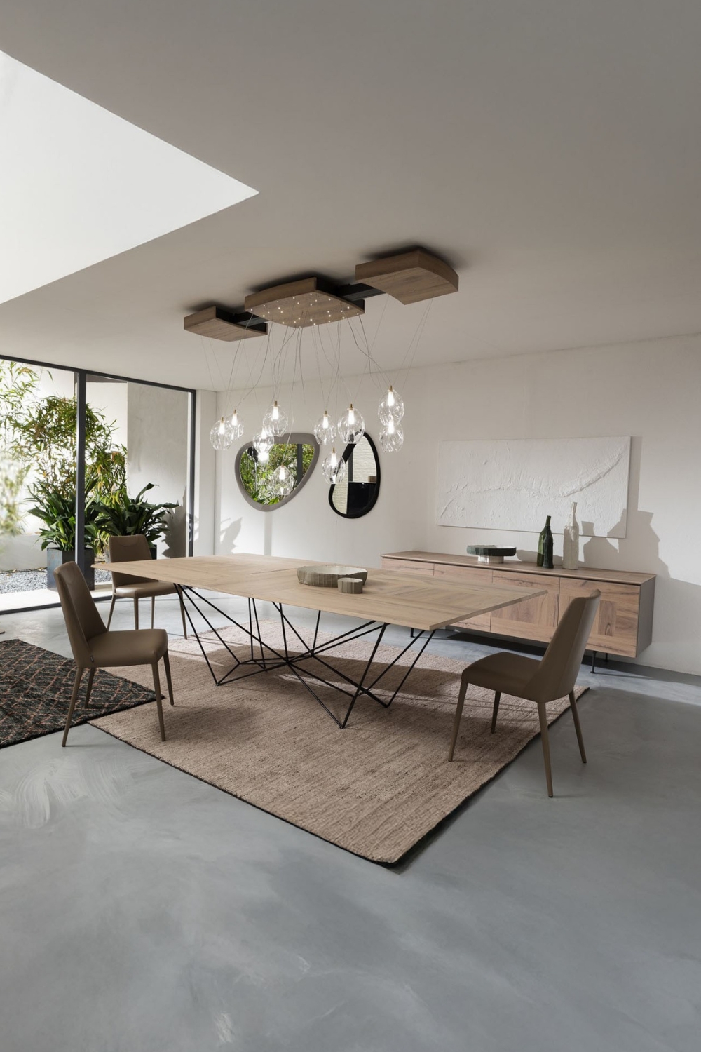 tavolo-da-pranzo-con-piano-impiallacciato-e-struttura-creativa-in-combinazione-con-sedie-da-pranzo-semplici-ed-eleganti