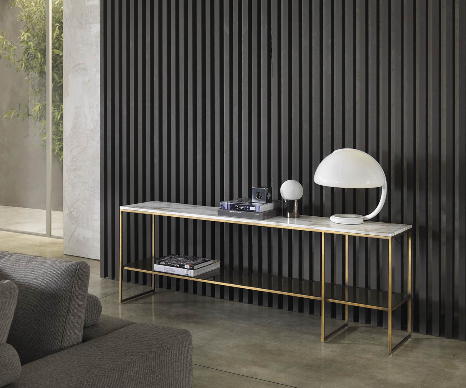 Consolle Frame rettangolare di Marelli con cornice in ottone e piano in vetro in marmo Calacatta Consolle Frame rettangolare di Marelli con cornice in ottone e piano in vetro in marmo Calacatta