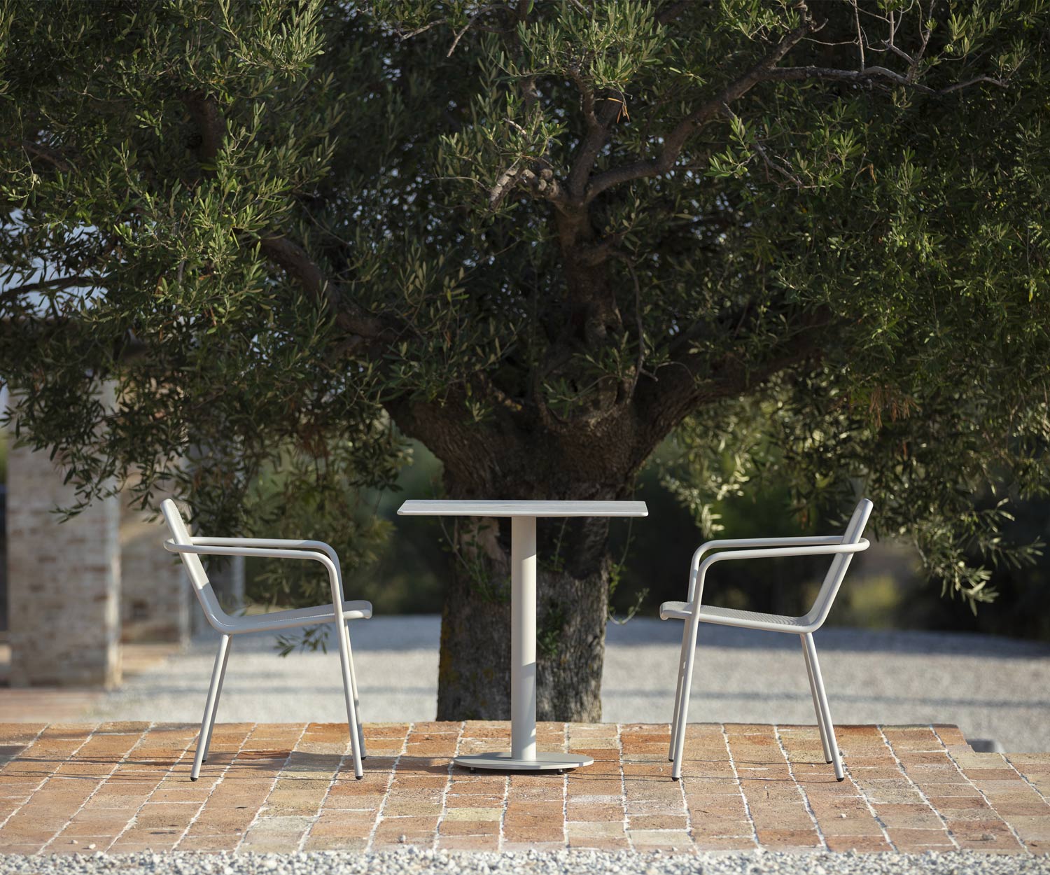 Tavolo bistrot di design moderno Branta square di Todus con piano in ceramica bianca