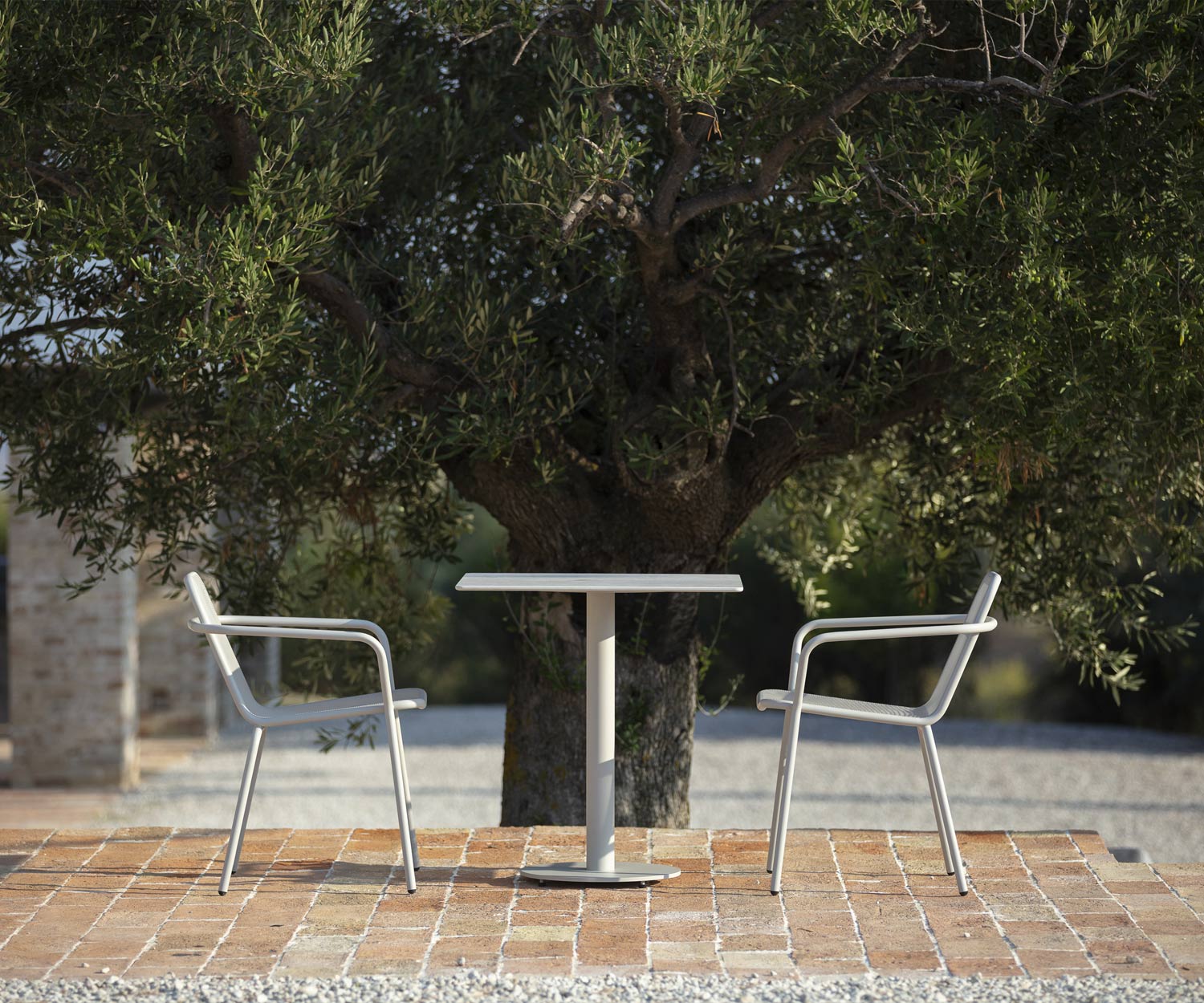 Tavolo bistrot di design moderno Branta square di Todus con piano in ceramica bianca Tavolo bistrot di design moderno Branta square di Todus con piano in ceramica bianca