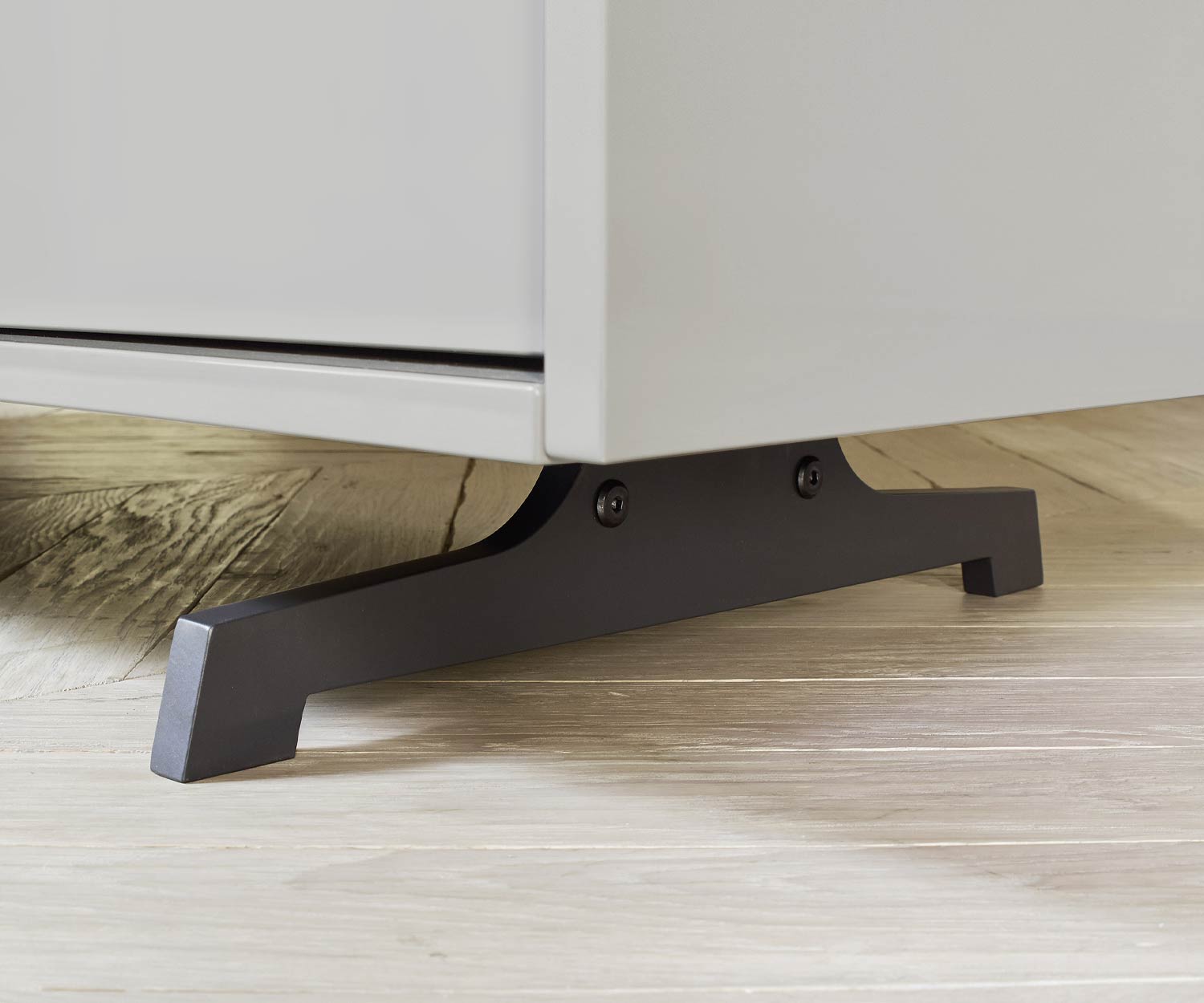 Credenza di design bianca Vela di Livitalia Dettaglio piedi bruniti Credenza di design bianca Vela di Livitalia Dettaglio piedi bruniti