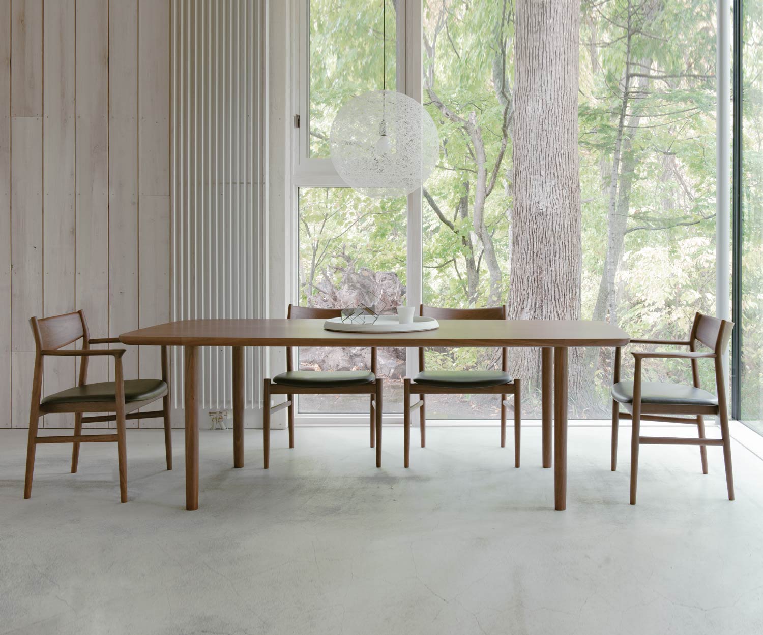 Esclusivo tavolo di design Conde House Kamuy con struttura in legno massiccio per il soggiorno