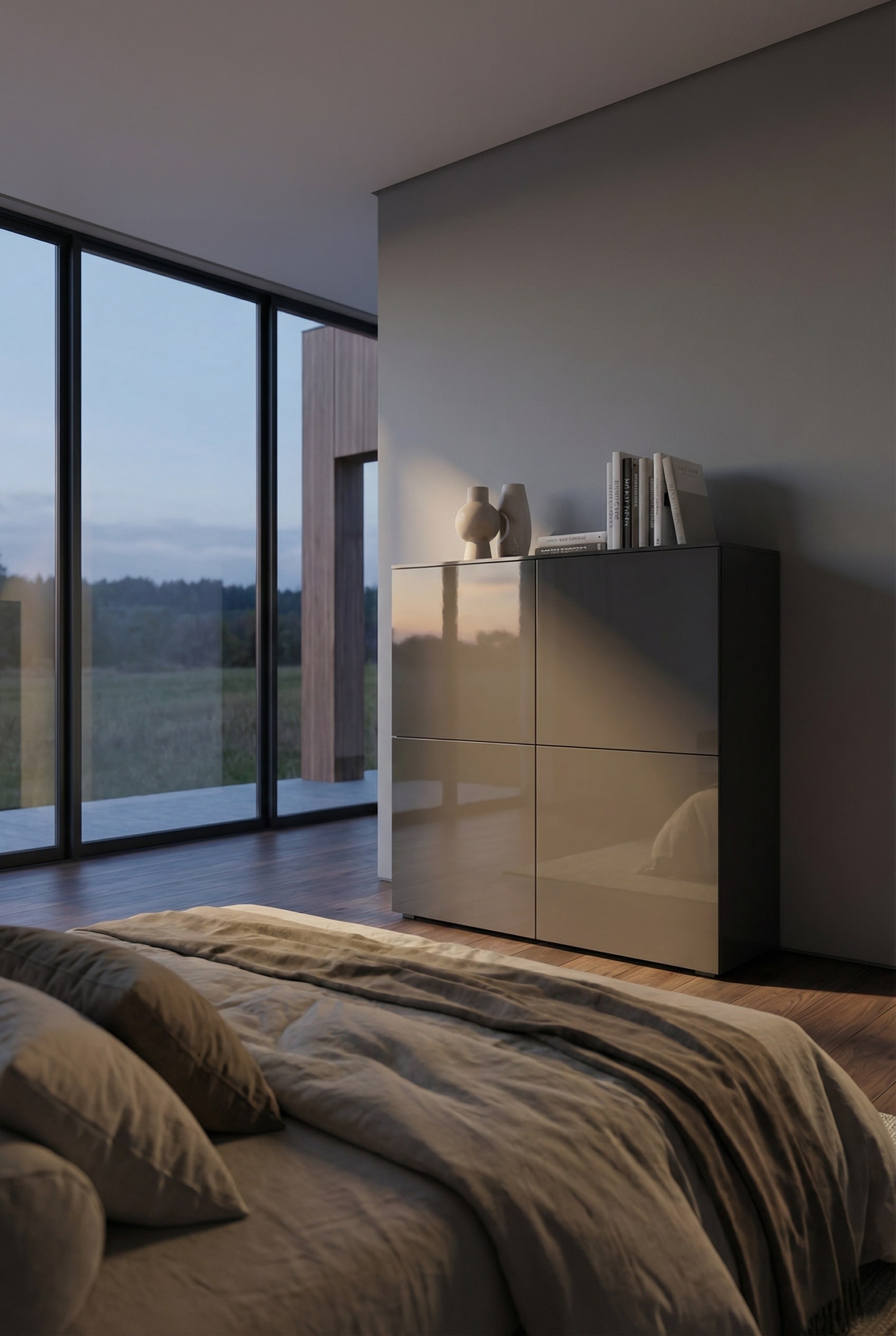 Livitalia Highboard Four come elegante soluzione di archiviazione per la tecnologia in camera da letto. Livitalia Highboard Four come elegante soluzione di archiviazione per la tecnologia in camera da letto.