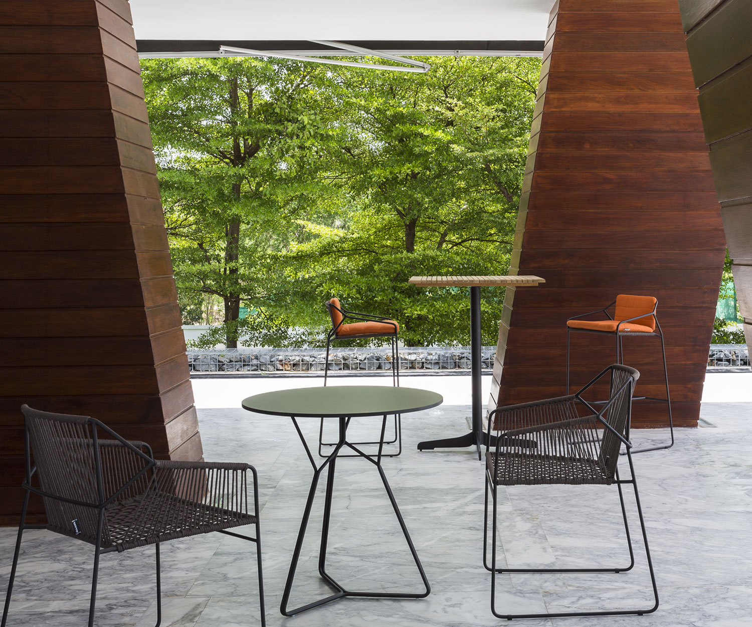 Sedia di design di alta qualità Oasiq Sandur Schnur con struttura in acciaio inox grigio scuro Sedia di design di alta qualità Oasiq Sandur Schnur con struttura in acciaio inox grigio scuro