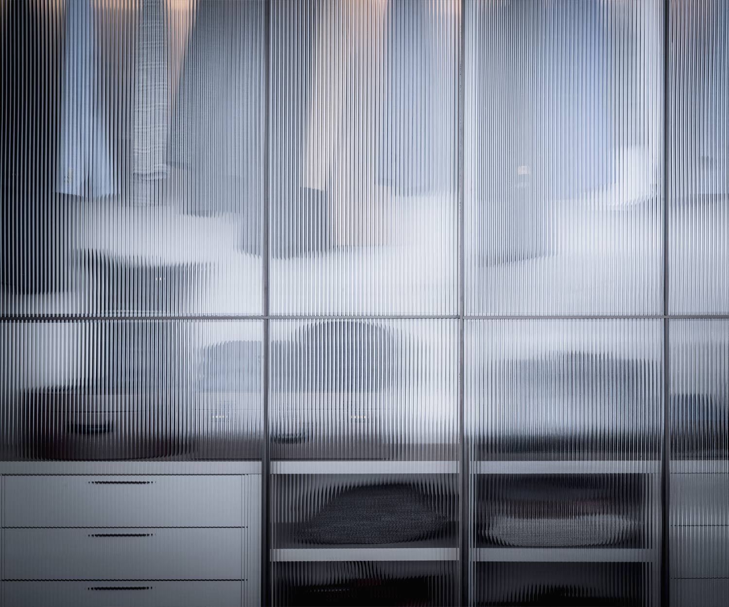 Dettaglio delle ante scorrevoli in vetro dell'armadio di design Layer Dettaglio delle ante scorrevoli in vetro dell'armadio di design Layer