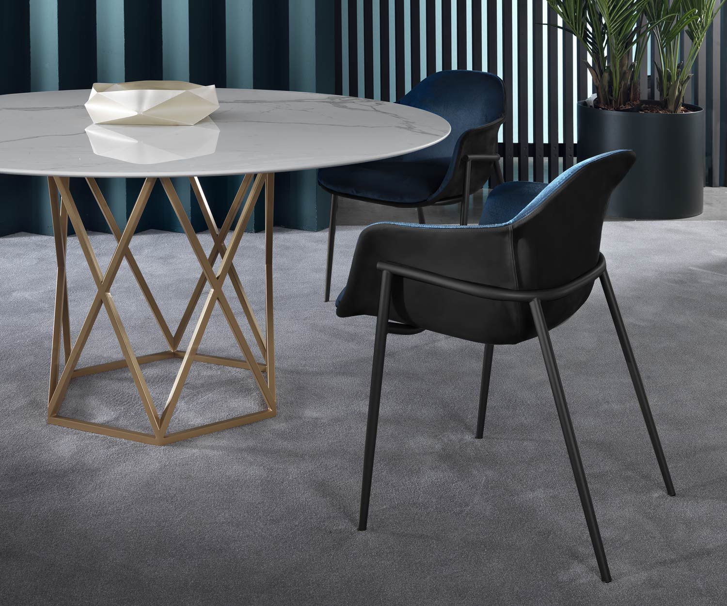 Dettaglio schienale e struttura della sedia da conferenza Marelli Chia Dettaglio schienale e struttura della sedia da conferenza Marelli Chia