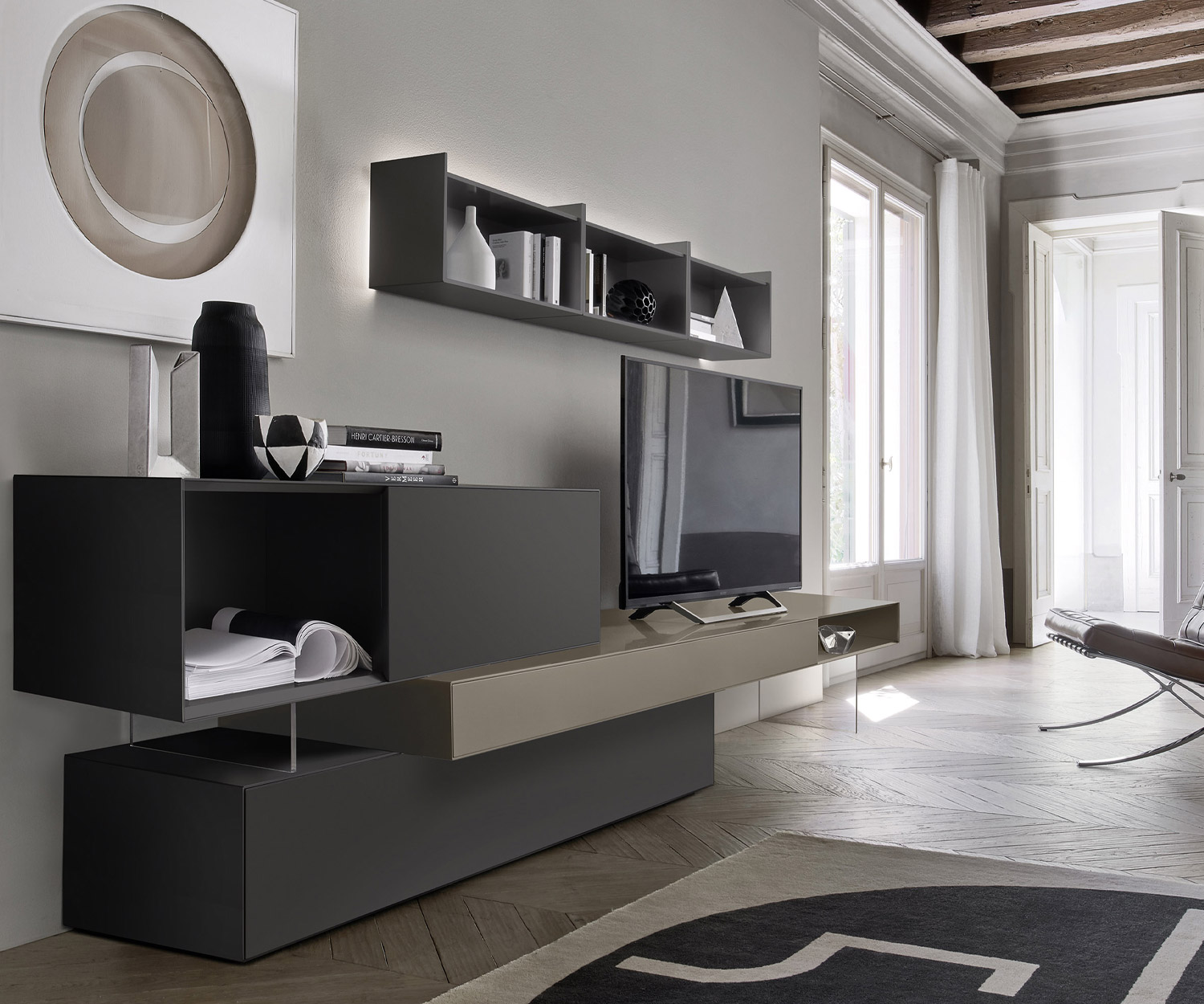 Parete attrezzata in legno laccato grigio Livitalia nel soggiorno come parte di una parete attrezzata minimalista