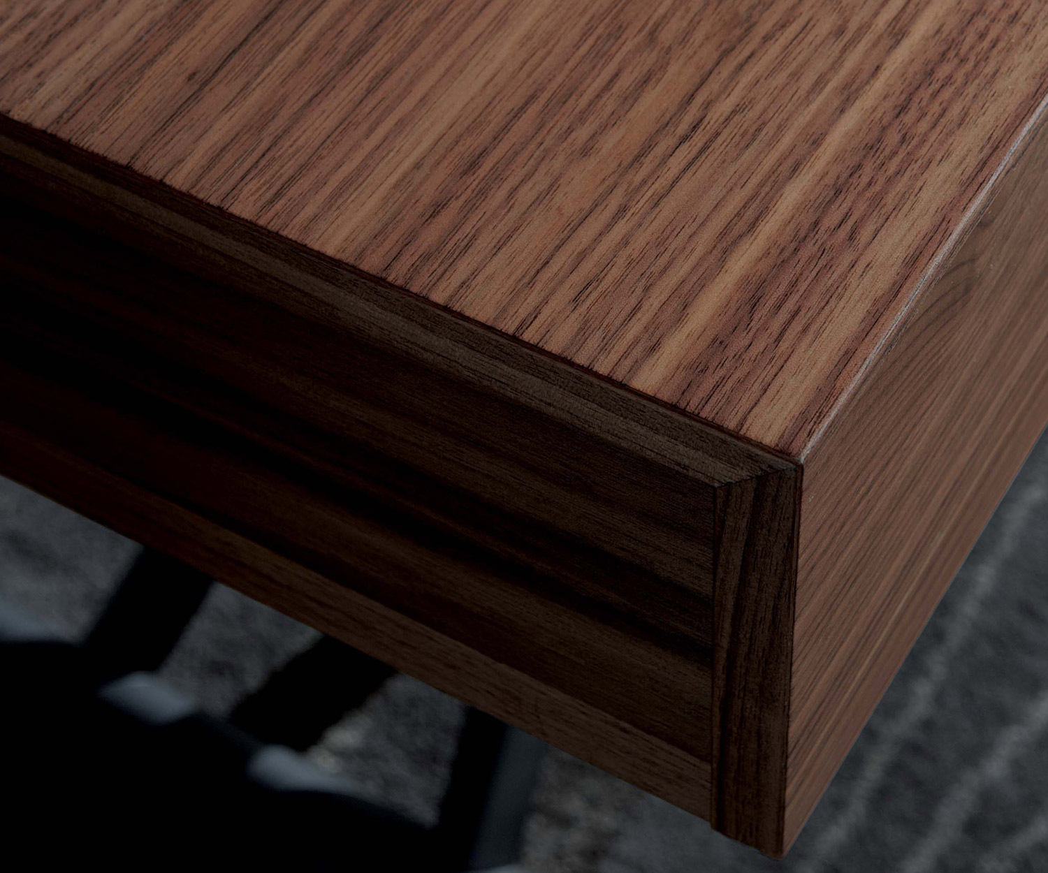 Vista dettagliata dell'impiallacciatura in vero legno  Vista dettagliata dell'impiallacciatura in vero legno