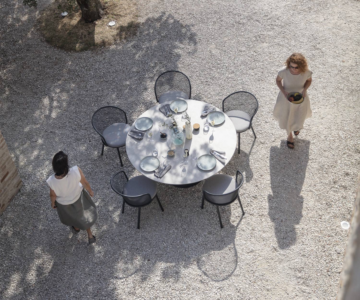 Todus Poltrona design Baza con struttura antracite su un tavolo da pranzo da giardino apparecchiato Todus Poltrona design Baza con struttura antracite su un tavolo da pranzo da giardino apparecchiato