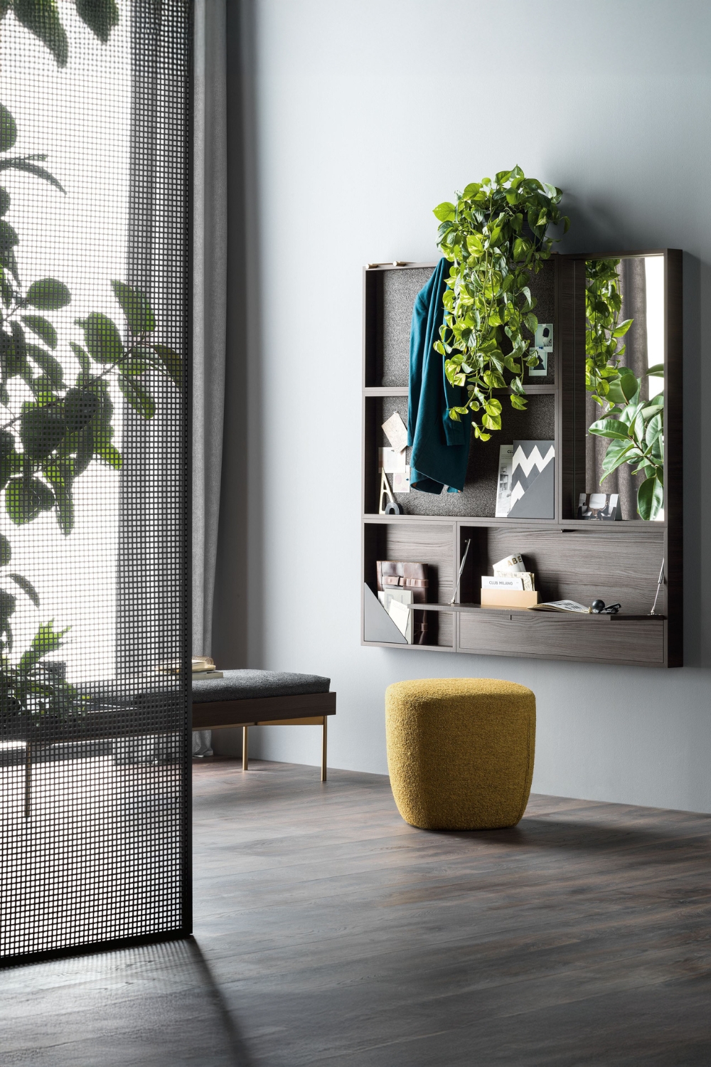 angolo-stanza-con-panca-filigranata-sgabello-moderno-e-elegante-scaffale-a-parete-in-legno-marrone-scuro-con-specchio