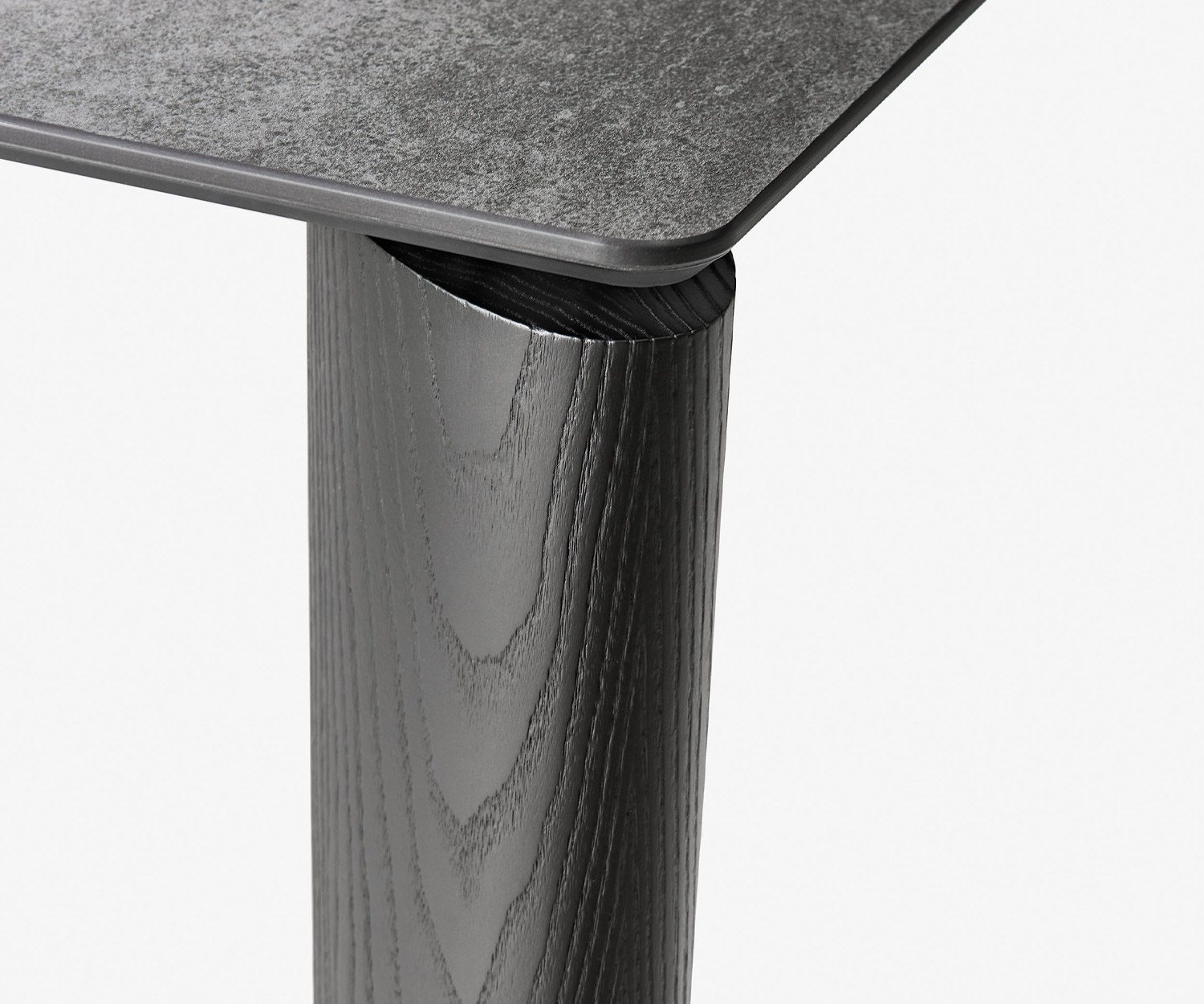 Tavolo da pranzo allungabile Livitalia Desco design in dettaglio la gamba del tavolo in frassino massiccio