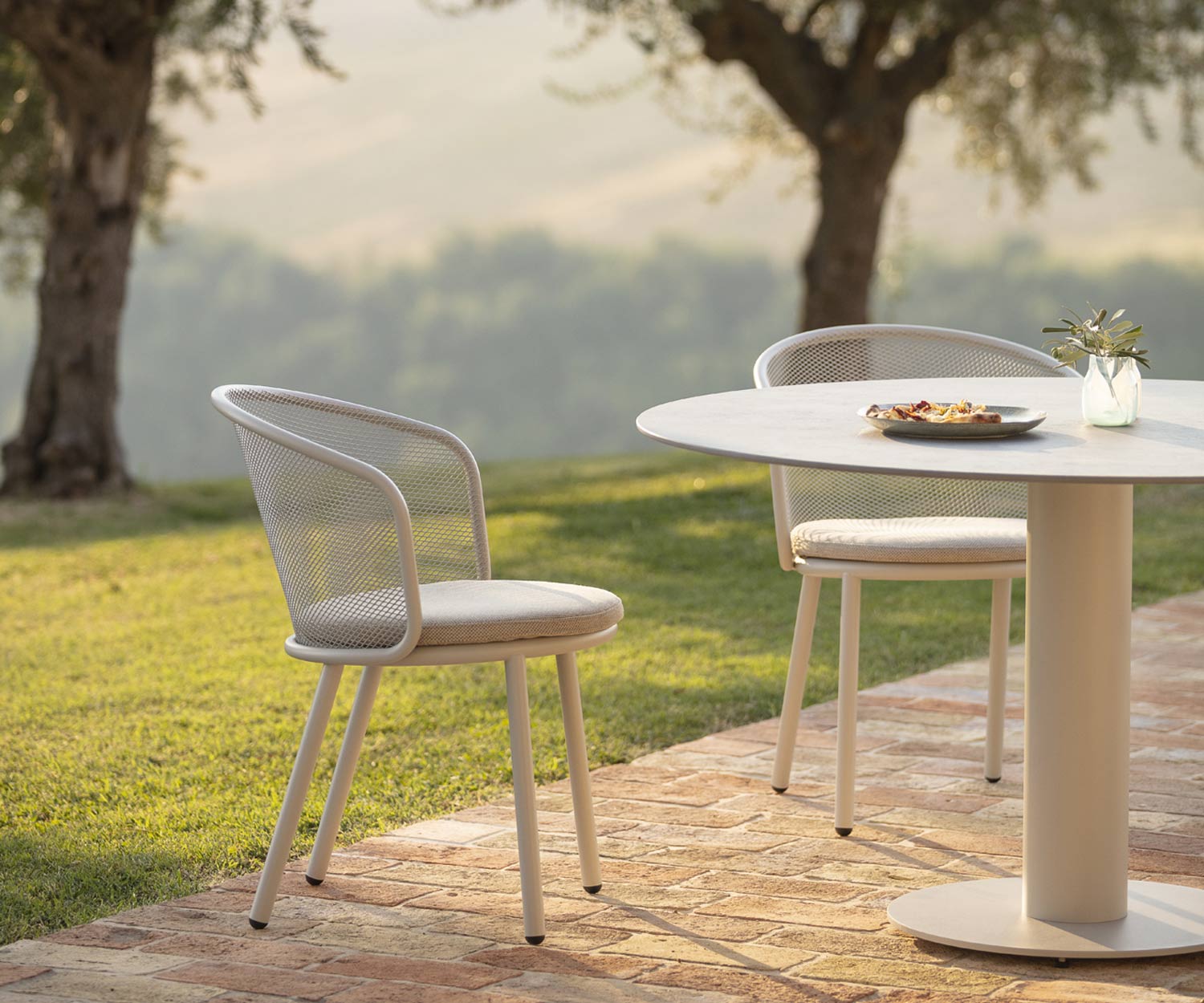 Poltrona di design Todus Baza bianca con rivestimento in tessuto grigio in giardino Poltrona di design Todus Baza bianca con rivestimento in tessuto grigio in giardino