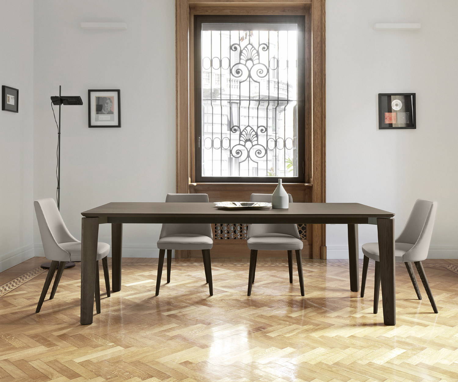 Sedia da pranzo moderna Livitalia Eva con rivestimento grigio chiaro in sala da pranzo su un tavolo grande