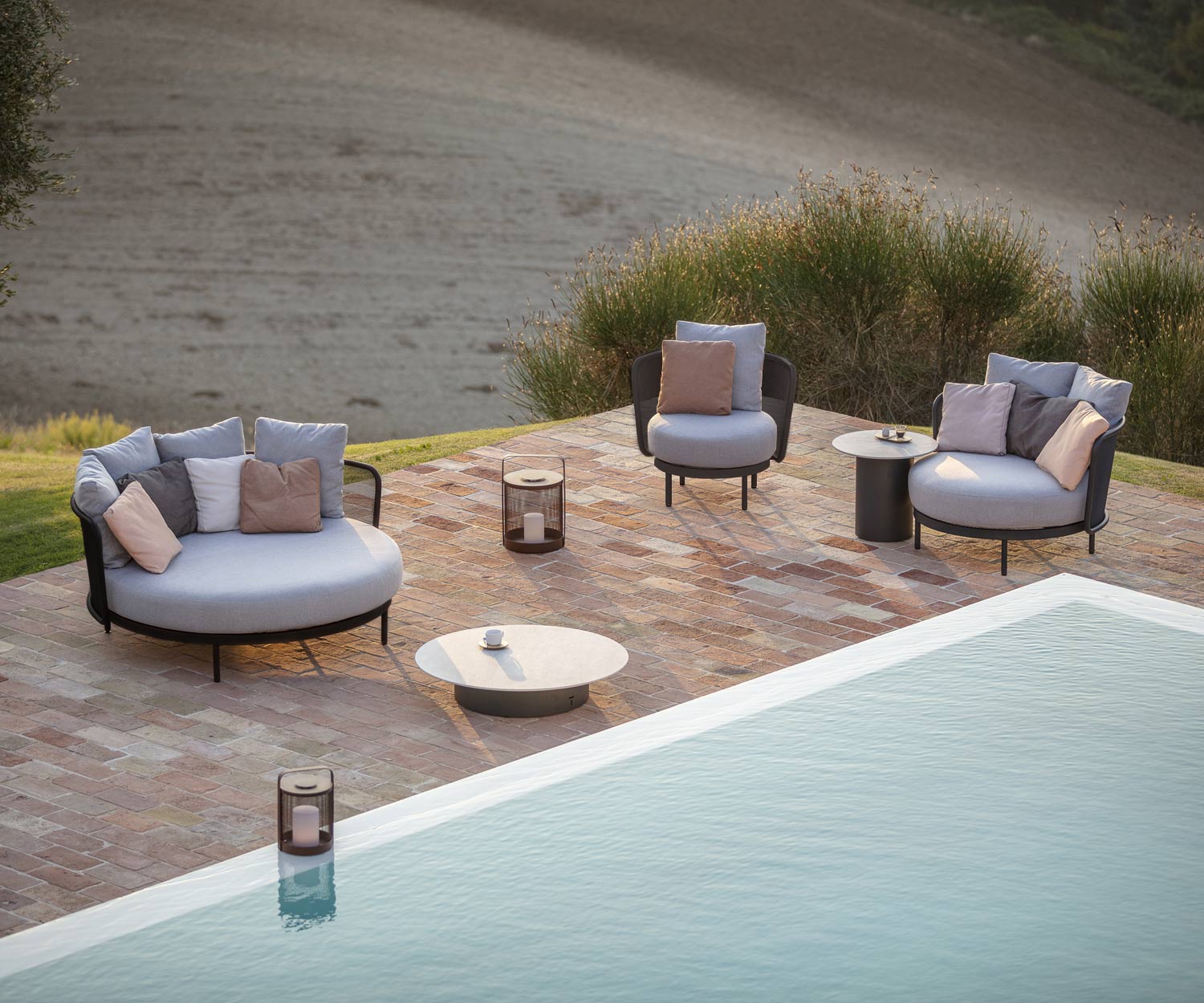 Esclusivo Todus Baza Design Lounge e daybed sulla terrazza a bordo piscina