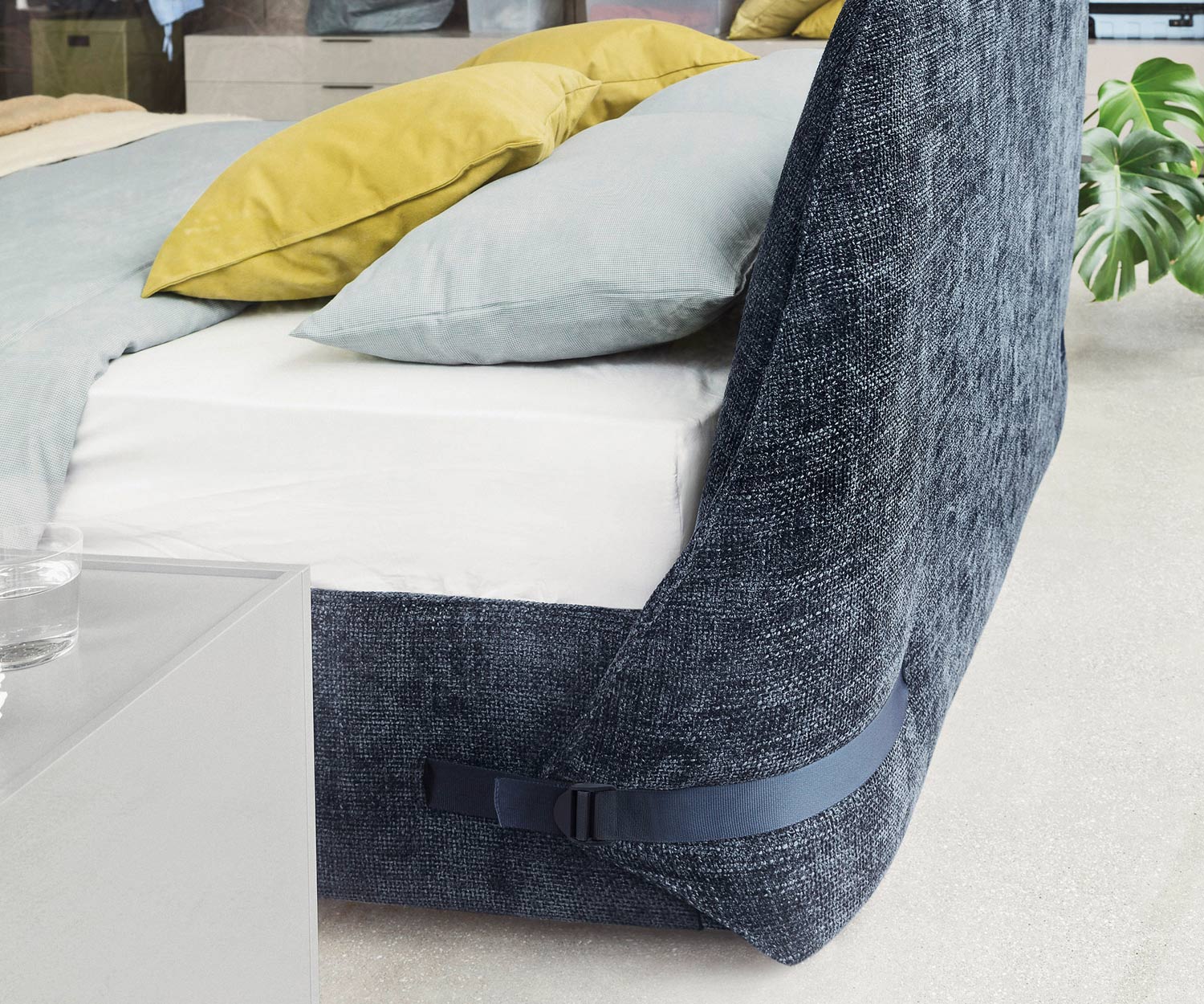 Novamobili Letto imbottito a nastro con rivestimento ruvido in blu Novamobili Letto imbottito a nastro con rivestimento ruvido in blu