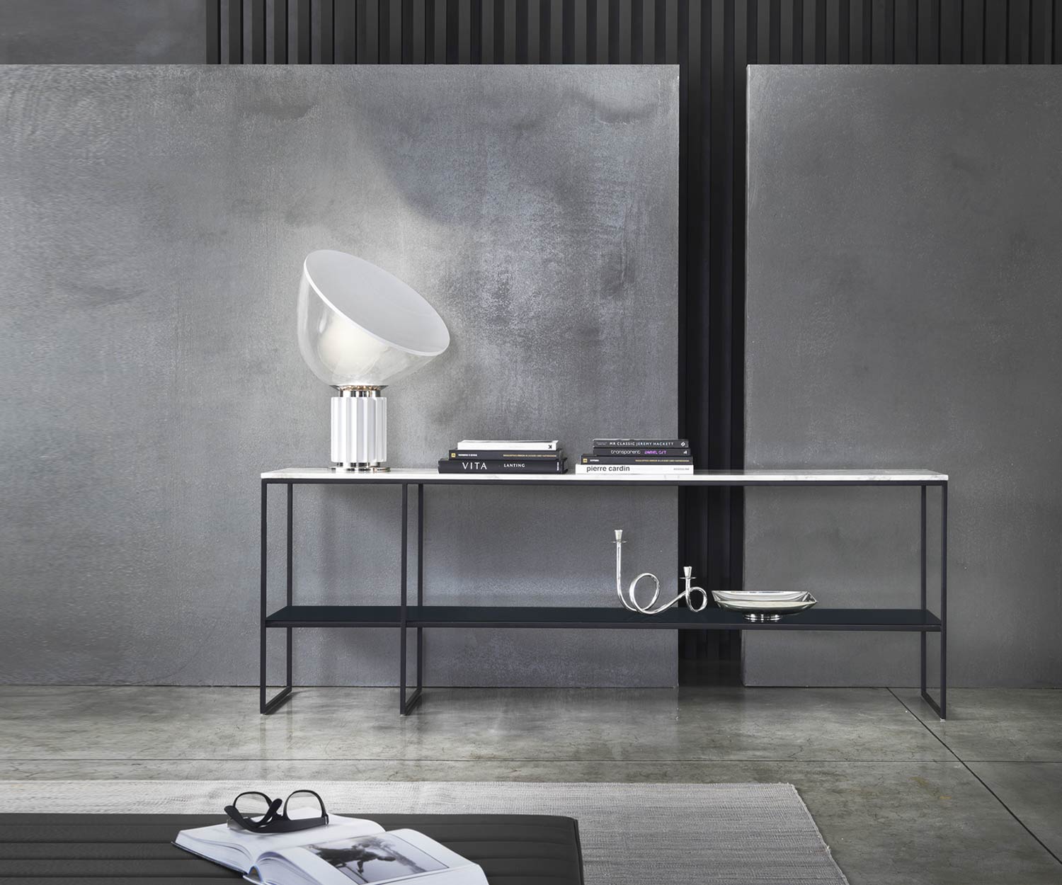 Esclusiva console Marelli Design Cornice con piano in marmo su base in vetro superiore Esclusiva console Marelli Design Cornice con piano in marmo su base in vetro superiore