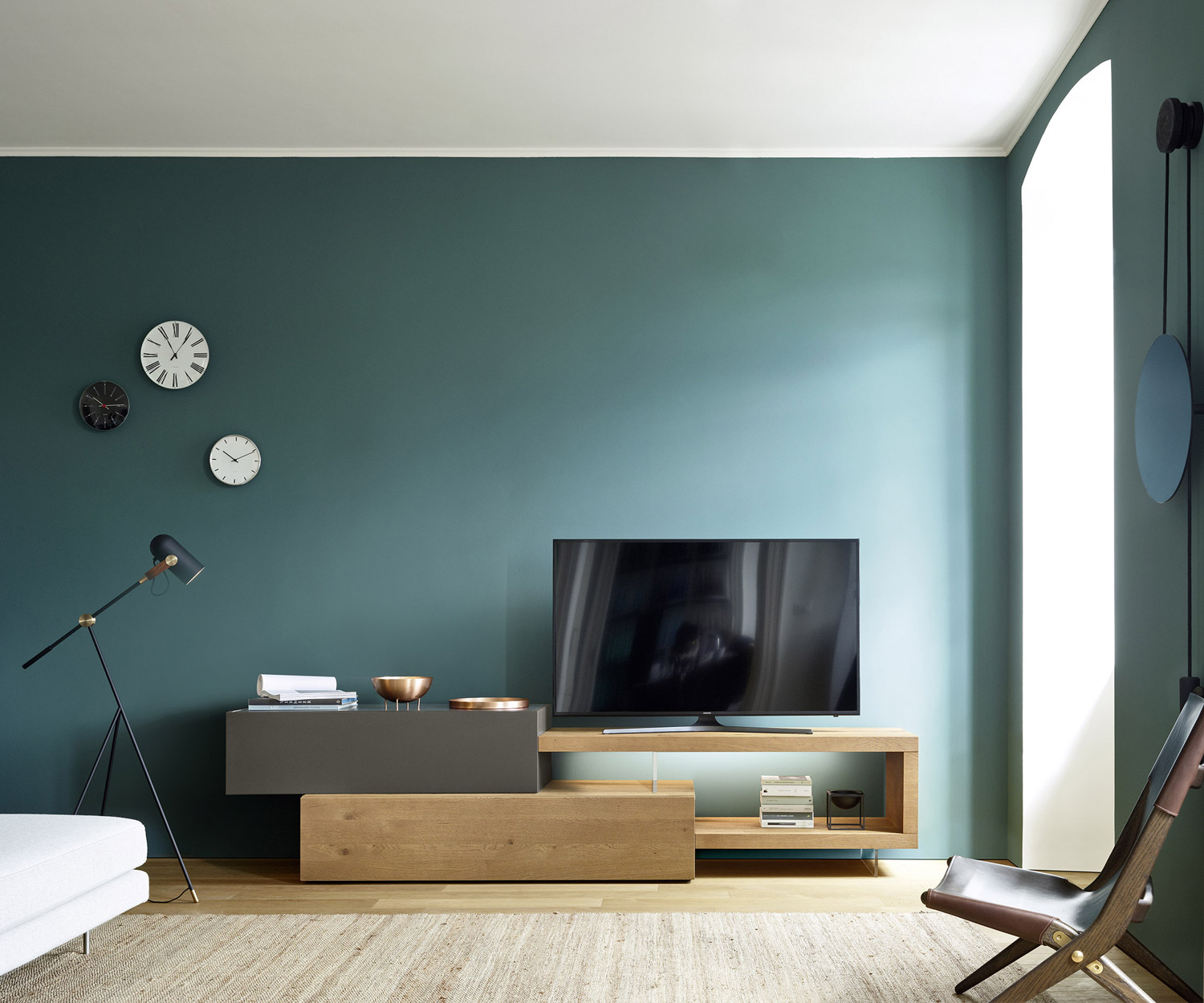 Parete TV dal design esclusivo Livitalia C32 in grigio opaco Tavola bassa di design per TV a giorno