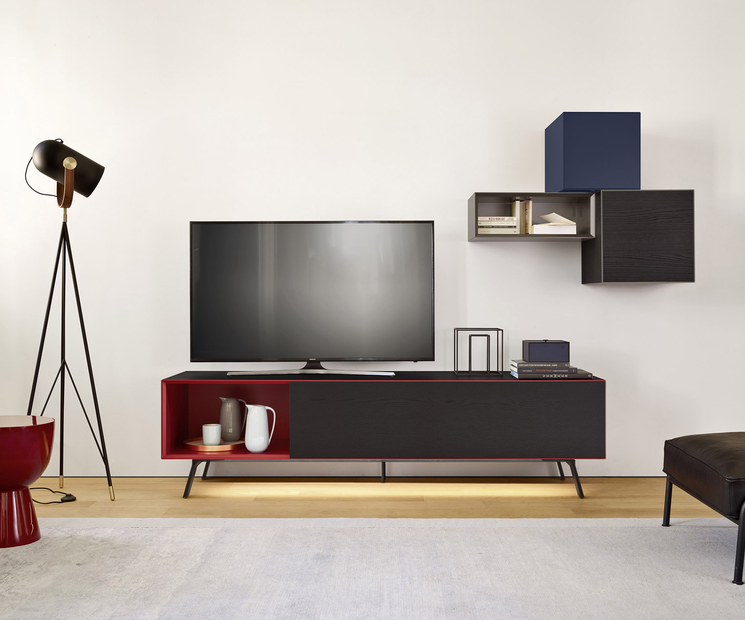 Livitalia Design Design lowboard Minimal rovere scuro Interno del box laccato nero opaco LED Livitalia Design Design lowboard Minimal rovere scuro Interno del box laccato nero opaco LED