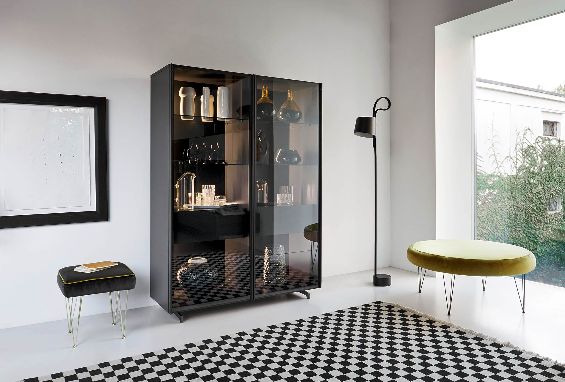 vetrinetta moderna con vetri dentati vetrinetta moderna con vetri dentati