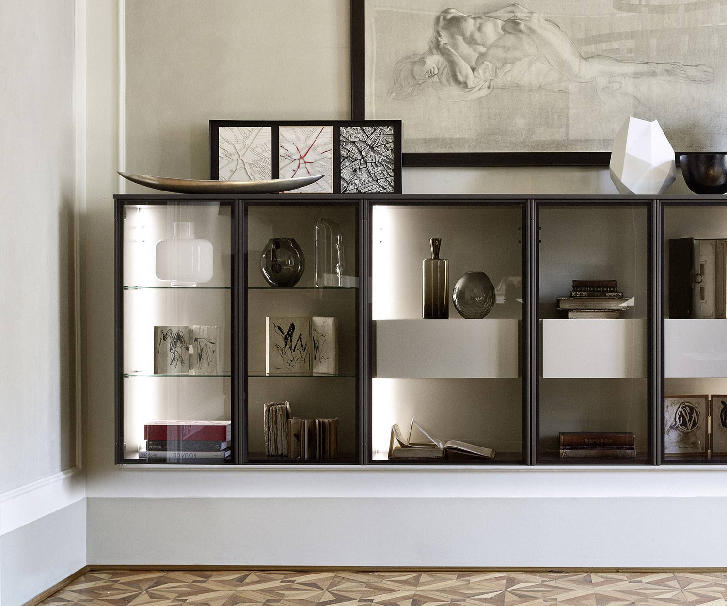 Mobile sospeso di alta qualità Livitalia design in vetro con illuminazione a LED in marrone opaco Mobile sospeso di alta qualità Livitalia design in vetro con illuminazione a LED in marrone opaco