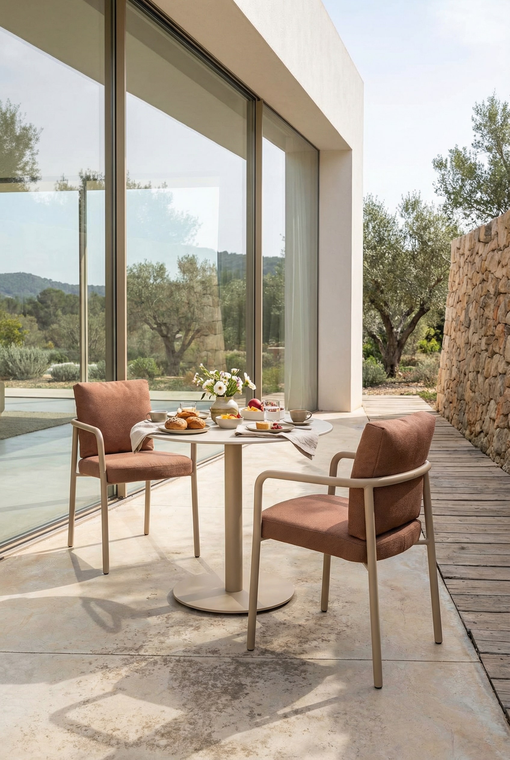 Sedia da giardino ergonomica per esterni con braccioli su una terrazza soleggiata