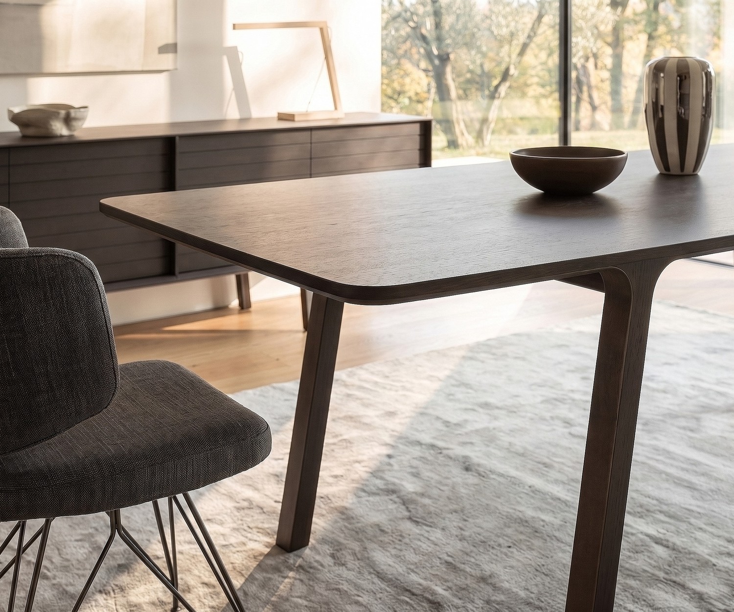 Tavolo da pranzo di design al2 mobius 001 in eucalipto Tavolo da pranzo al2 mobius 001 per la sala da pranzo, legno massello di eucalipto, stile minimalista moderno.