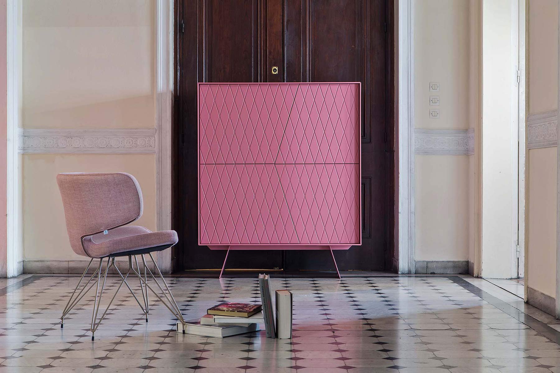 Armadio alto design rosa Armadio alto design rosa