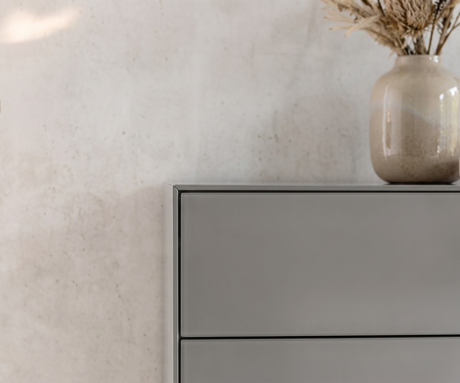 Cassettiera alta minimalista grigia Livitalia Ecletto Cassettiera alta Livitalia Ecletto per camera da letto, comò settimanale grigio minimalista con cassetti senza maniglie.