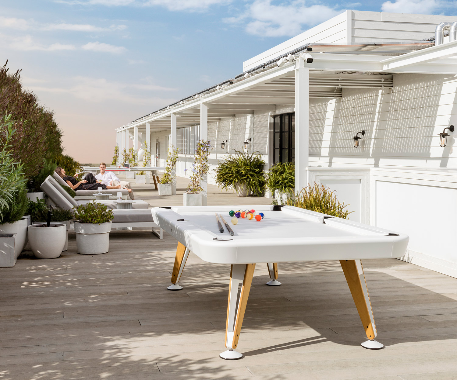 Tavolo da biliardo dal design lussuoso RS Barcelona Diagonal su un'ampia veranda del complesso alberghiero