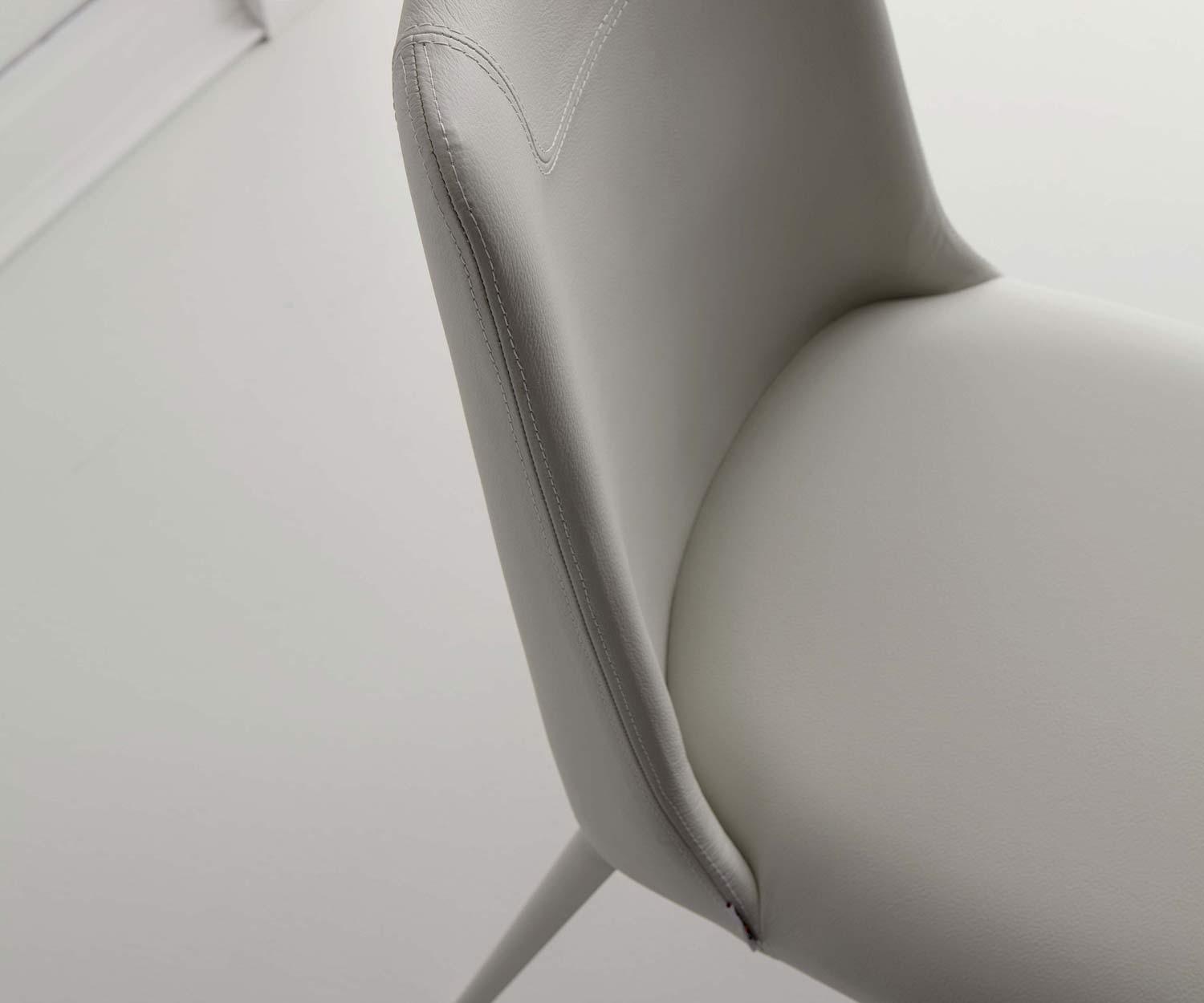 Sedia di design di alta qualità Ozzio Sofia con schienale imbottito