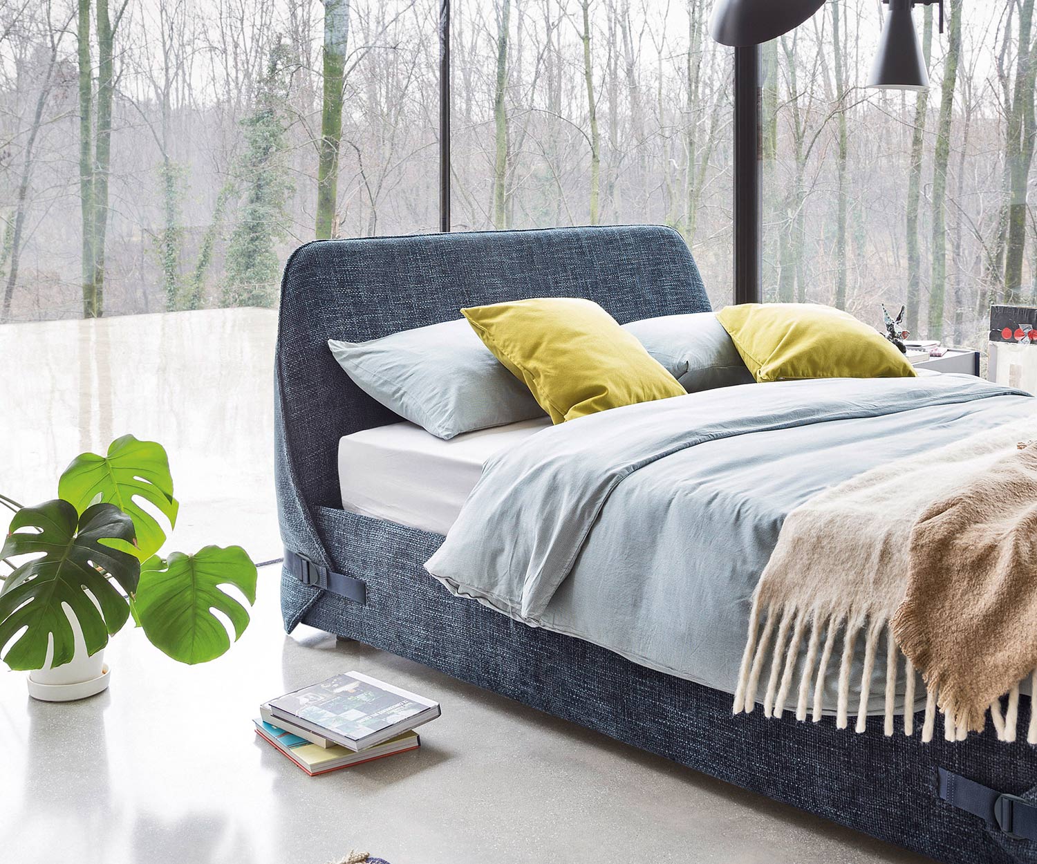 Letto imbottito Tape dal design speciale di Novamobili con cintura e testata imbottita Letto imbottito Tape dal design speciale di Novamobili con cintura e testata imbottita