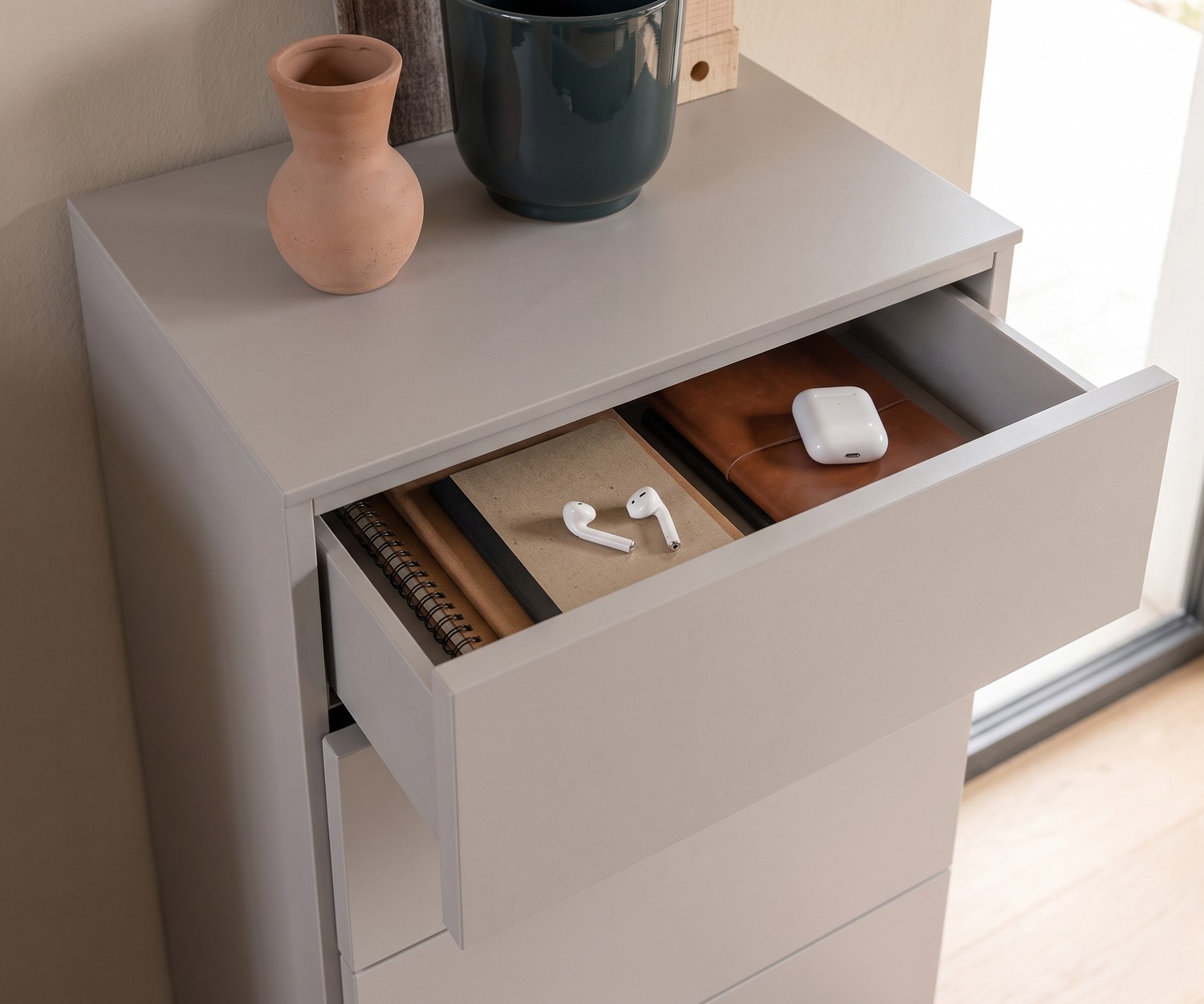 Settimanale Novamobili Easy a 6 cassetti Settimanale Easy per camera da letto con cassetto aperto per organizzare oggetti, beige opaco, stile moderno e minimal.